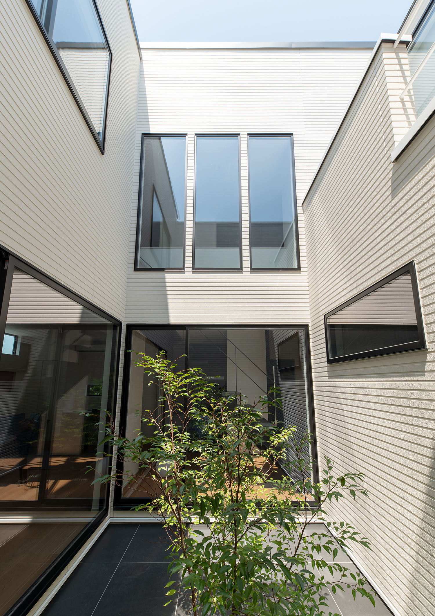 中心にシンボルツリーを置いた中庭・デザイン住宅 注文住宅・デザイン住宅建築実例_『CASE693 "CONNECT"』_中庭