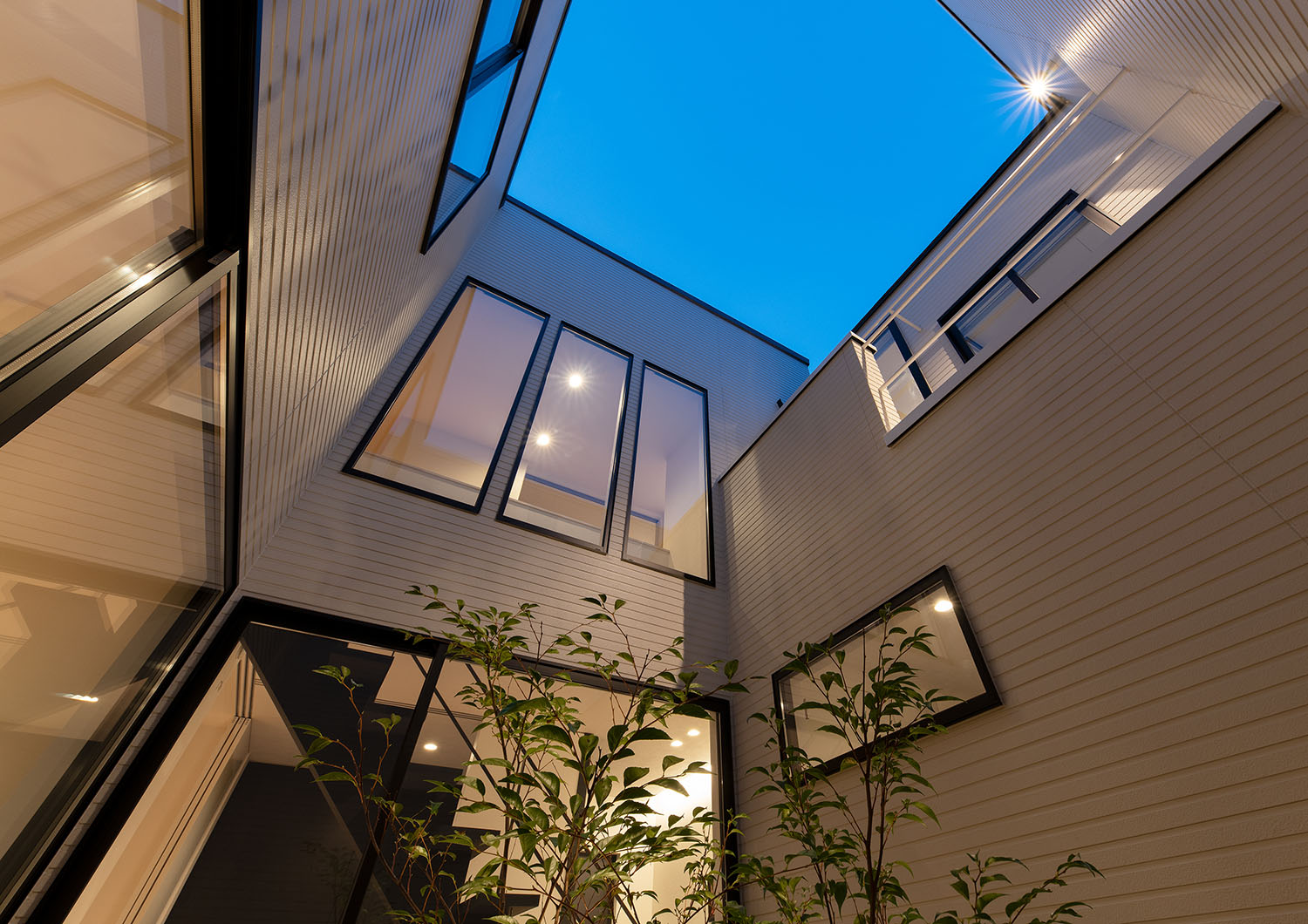 白い壁に囲まれており空だけが見える中庭・デザイン住宅 注文住宅・デザイン住宅建築実例_『CASE693 "CONNECT"』_中庭