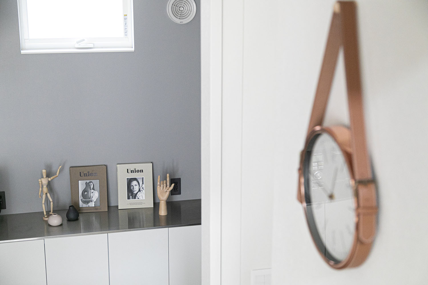 グレーのアクセントクロス部分の棚に置かれたインテリア・デザイン住宅 注文住宅・デザイン住宅建築実例_『CASE694 Veil』_雑貨