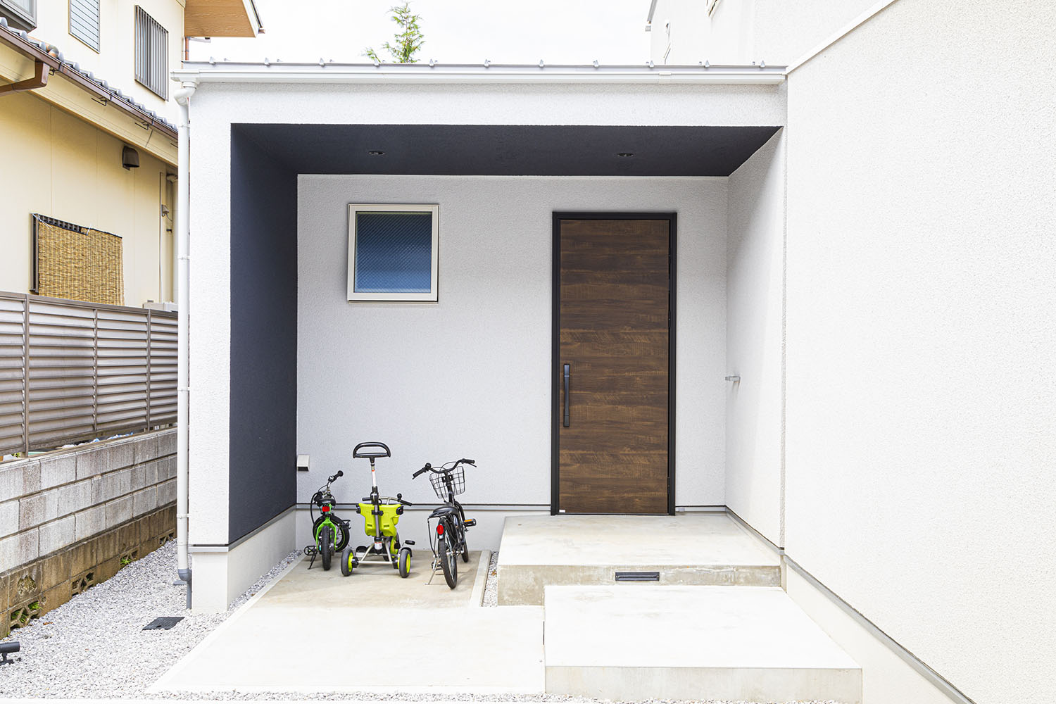 壁の一部を青に塗った玄関ポーチ・デザイン住宅 注文住宅・デザイン住宅建築実例_『CASE694 Veil』_外観