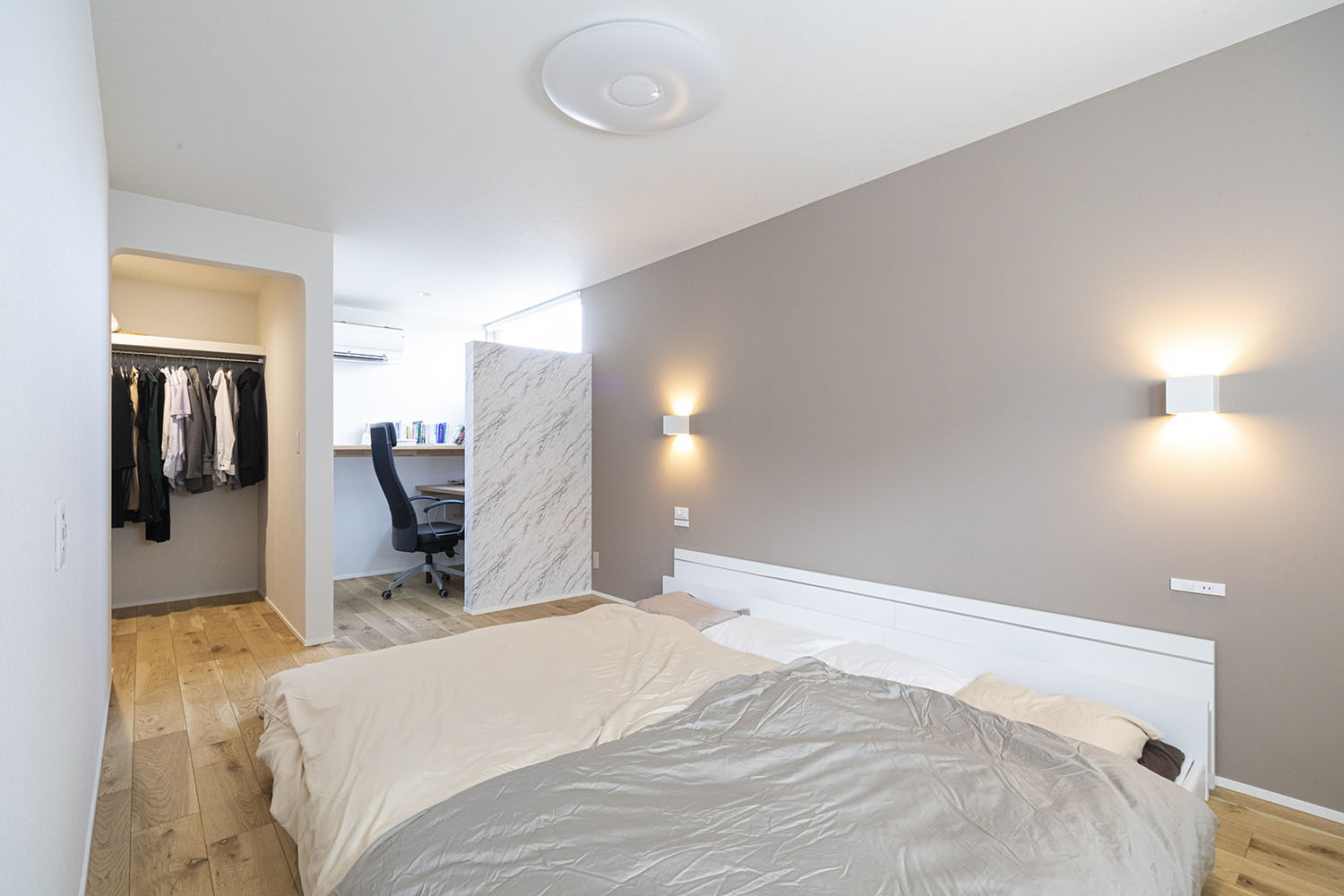 壁が建てられたワークスペースや、ウォークインクローゼットが設けられた寝室・デザイン住宅 注文住宅・デザイン住宅建築実例_『CASE694 Veil』_寝室