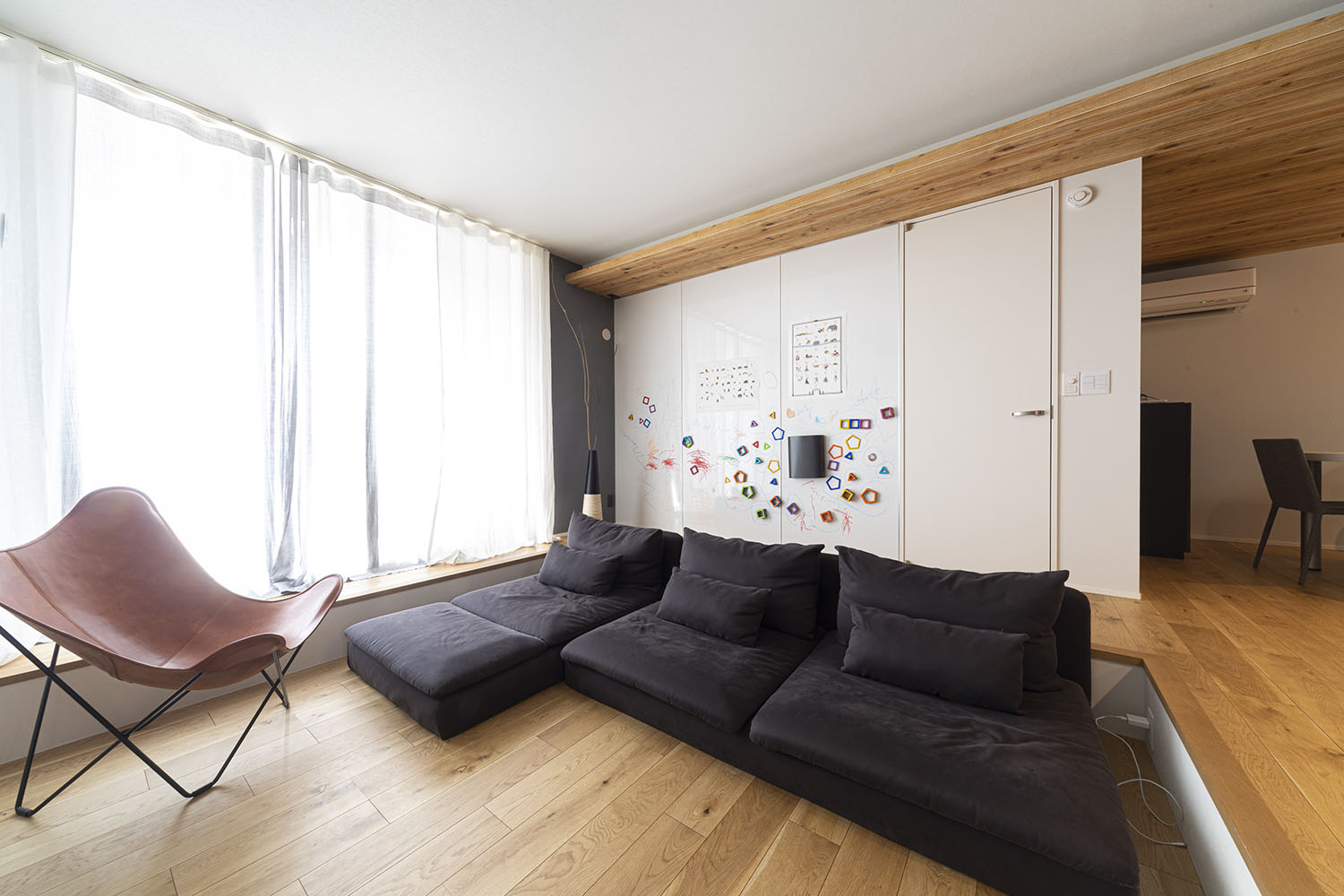 壁の一部がホワイトボードにしたLDK・デザイン住宅 注文住宅・デザイン住宅建築実例_『CASE694 Veil』_LDK