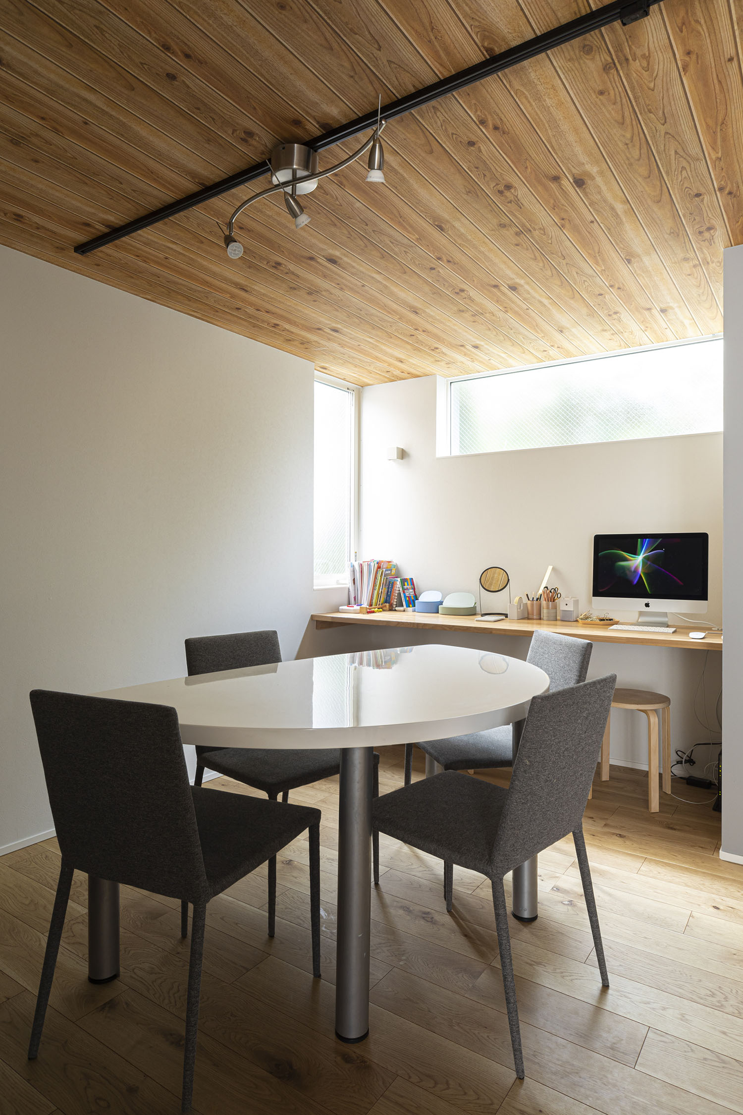 壁付けのデスクや四人掛けのテーブルが置かれたLDK・デザイン住宅 注文住宅・デザイン住宅建築実例_『CASE694 Veil』_LDK