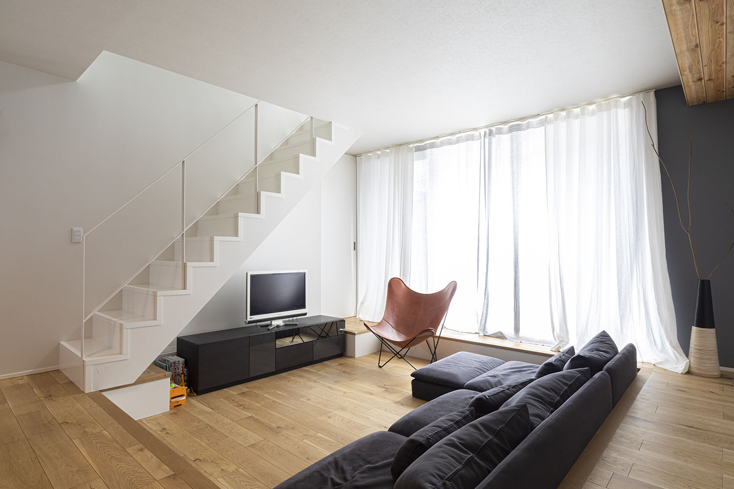 大開口窓があるフローリングのLDK・デザイン住宅 注文住宅・デザイン住宅建築実例_『CASE694 Veil』_LDK