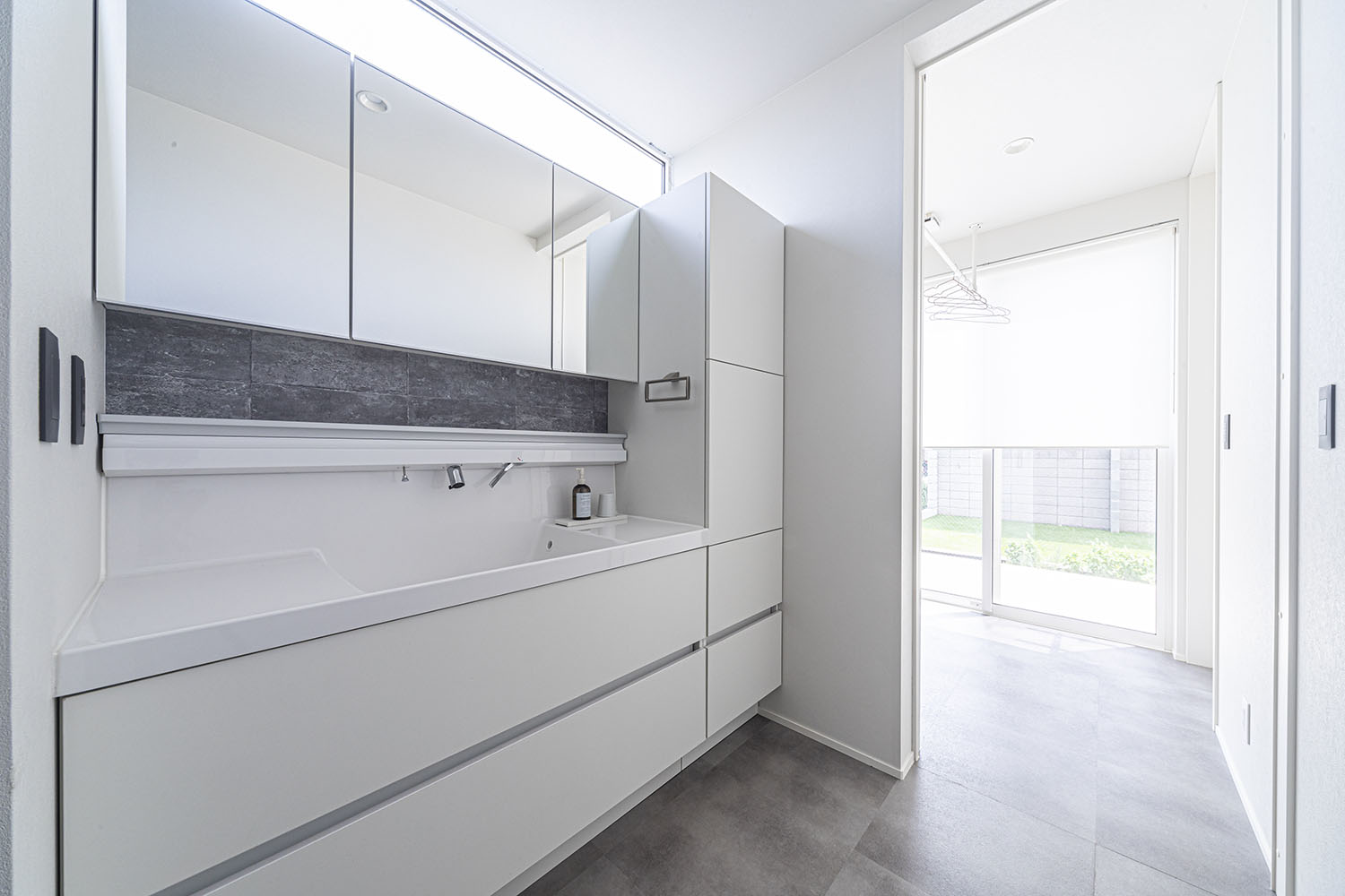 白を基調としたランドリールームと繋がる洗面所・デザイン住宅 注文住宅・デザイン住宅建築実例_『CASE694 Veil』_浴室・洗面所