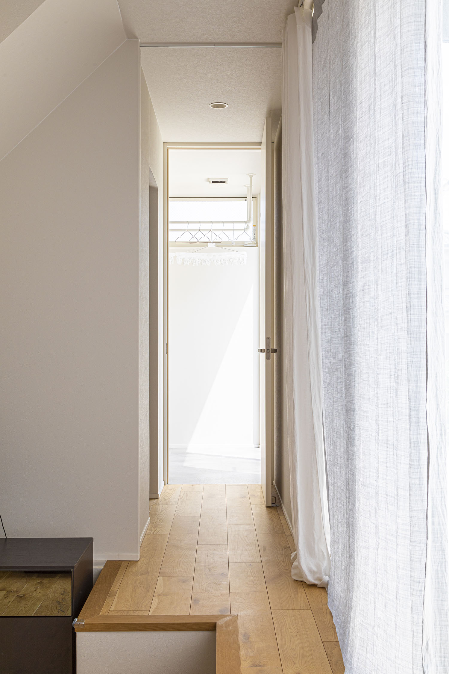 ランドリールームへと繋がるLDK・デザイン住宅 注文住宅・デザイン住宅建築実例_『CASE694 Veil』_LDK