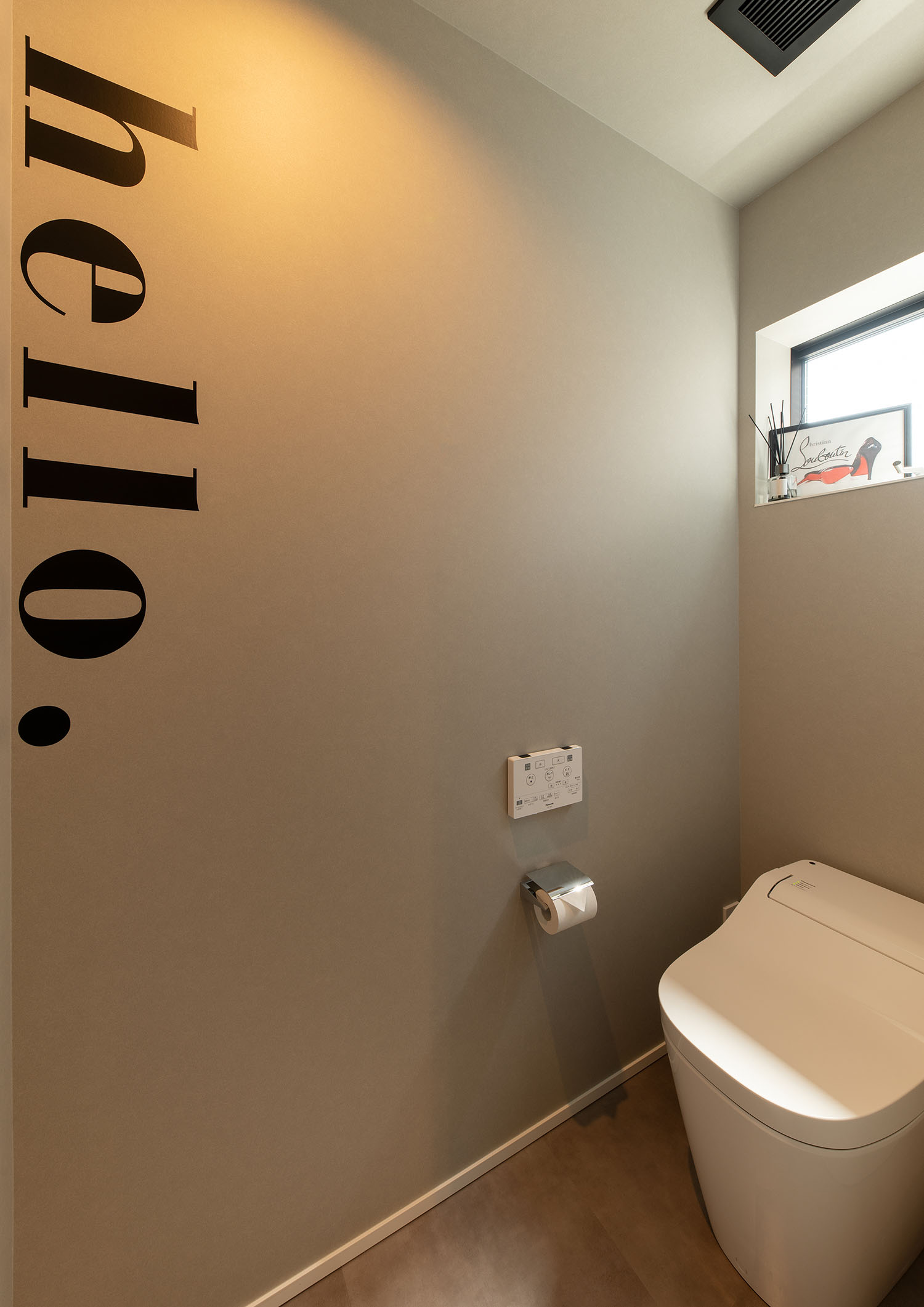 文字が書かれた壁紙のトイレ・デザイン住宅 注文住宅・デザイン住宅建築実例_『CASE695 メガホンハウス』_トイレ