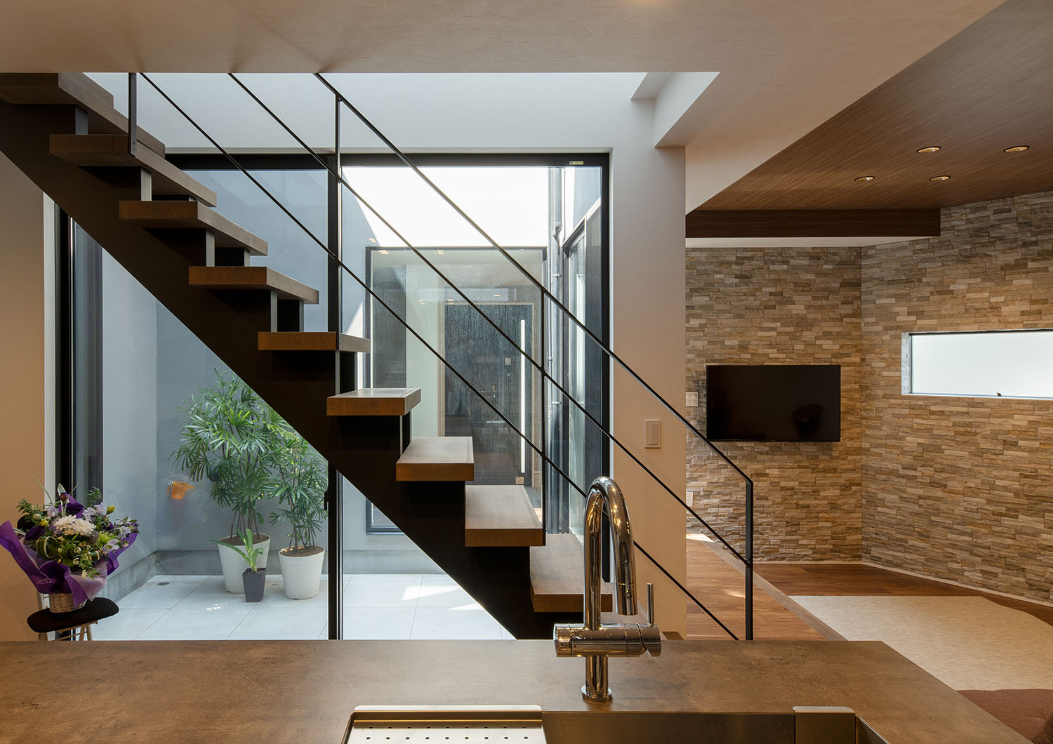 中庭が見える窓際に設けられたスケルトン階段・デザイン住宅 注文住宅・デザイン住宅建築実例_『CASE695 メガホンハウス』_階段