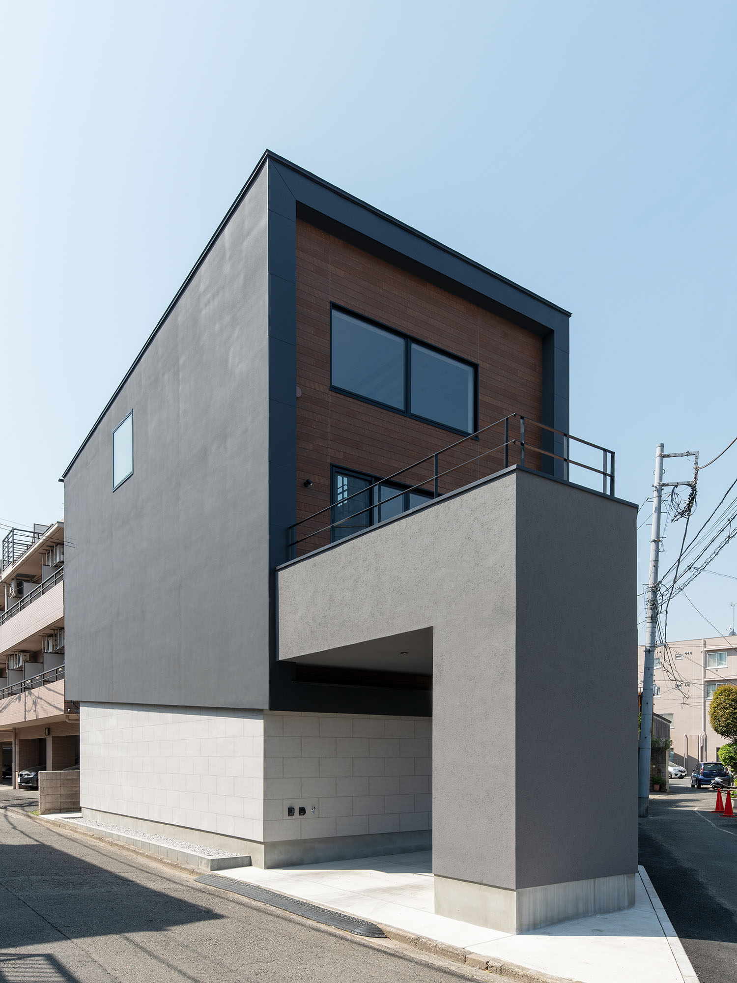 二方向が道路に面した黒い外壁の住宅・デザイン住宅 注文住宅・デザイン住宅建築実例_『CASE695 メガホンハウス』_外観