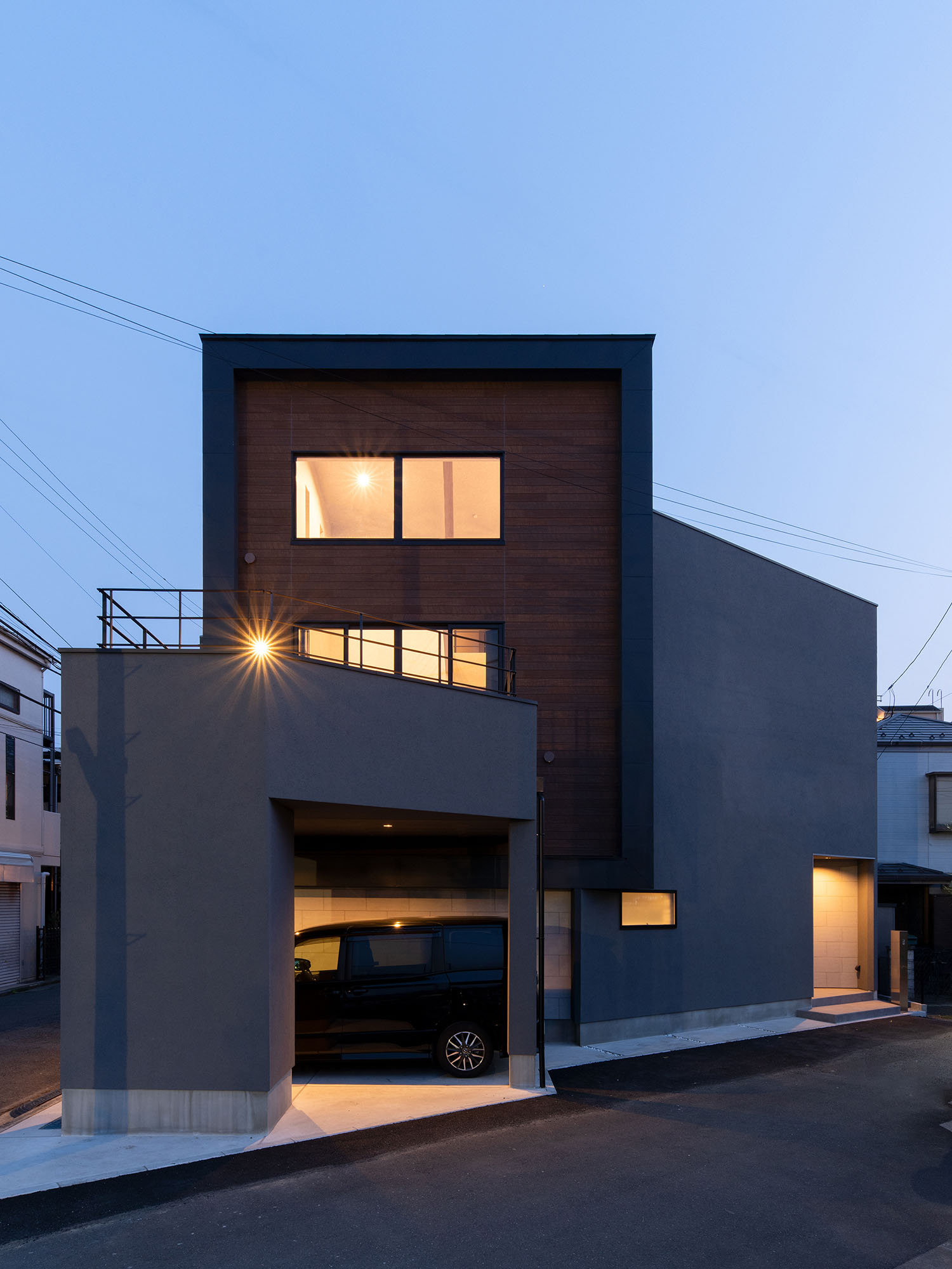 夜に窓から光がさしている住宅・デザイン住宅 注文住宅・デザイン住宅建築実例_『CASE695 メガホンハウス』_外観