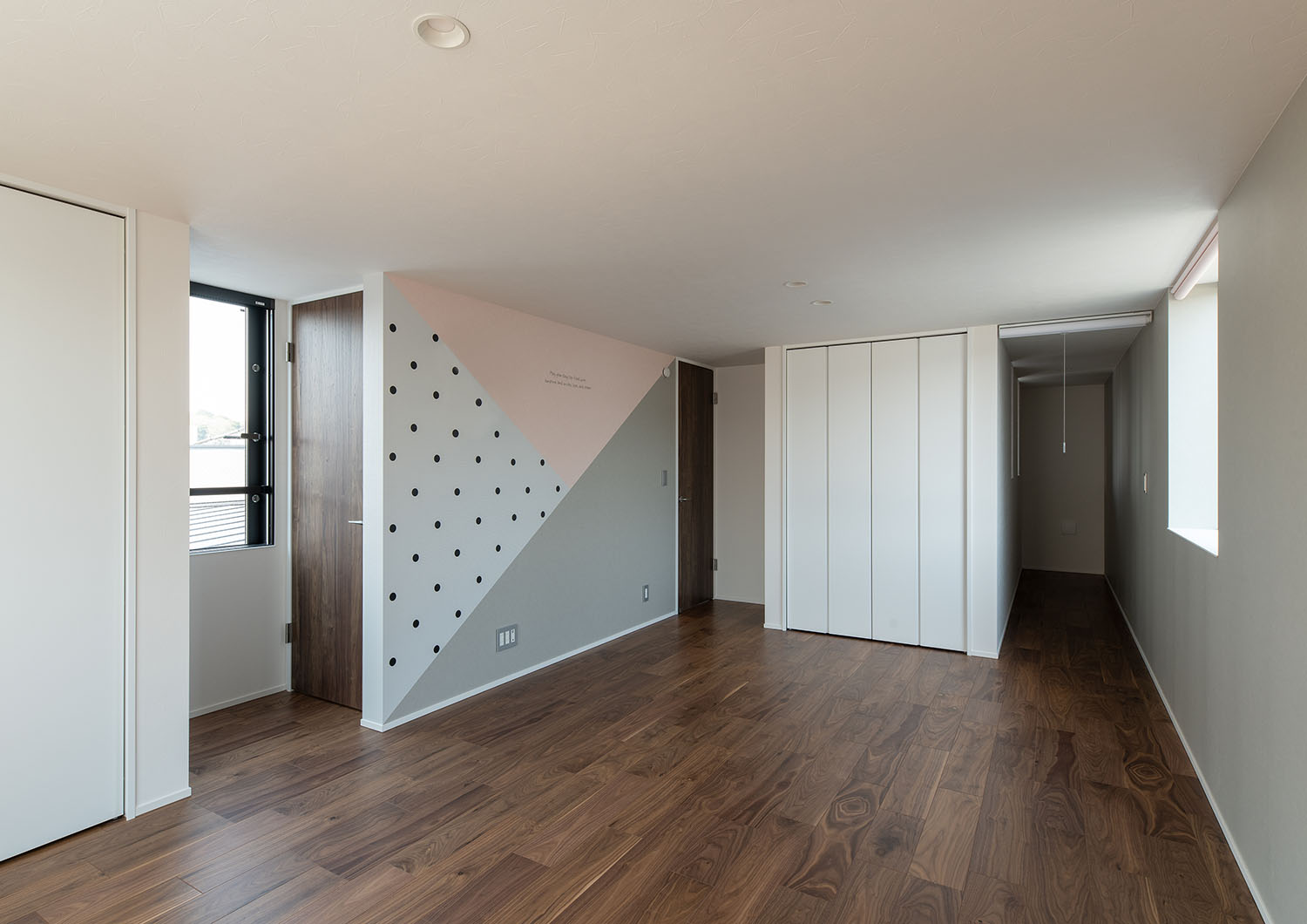 アクセントウォールが設けられた、フローリングの子供部屋・デザイン住宅 注文住宅・デザイン住宅建築実例_『CASE695 メガホンハウス』_子供部屋