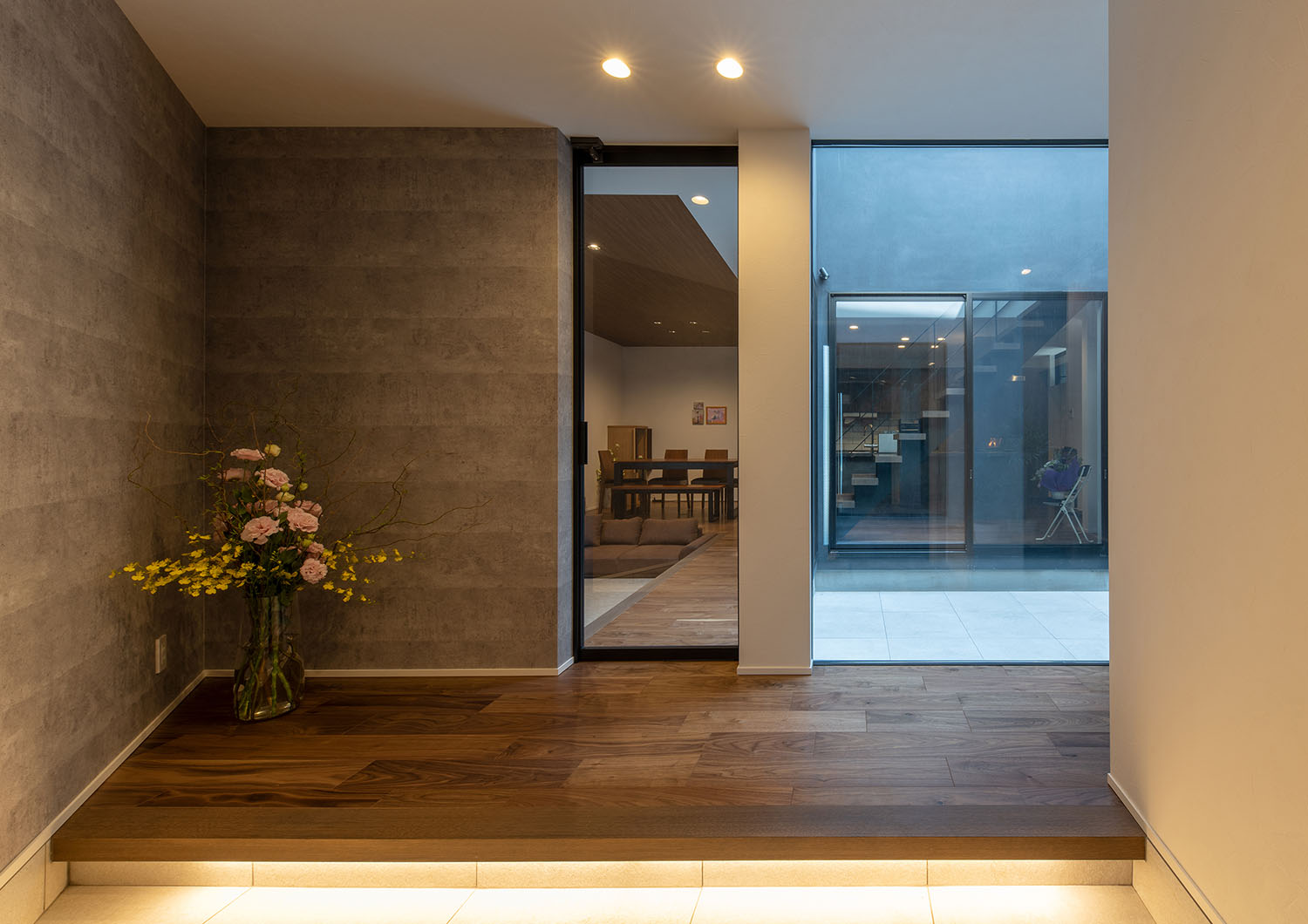 正面にリビングと繋がるガラス扉や大きな窓がある玄関・デザイン住宅 注文住宅・デザイン住宅建築実例_『CASE695 メガホンハウス』_玄関