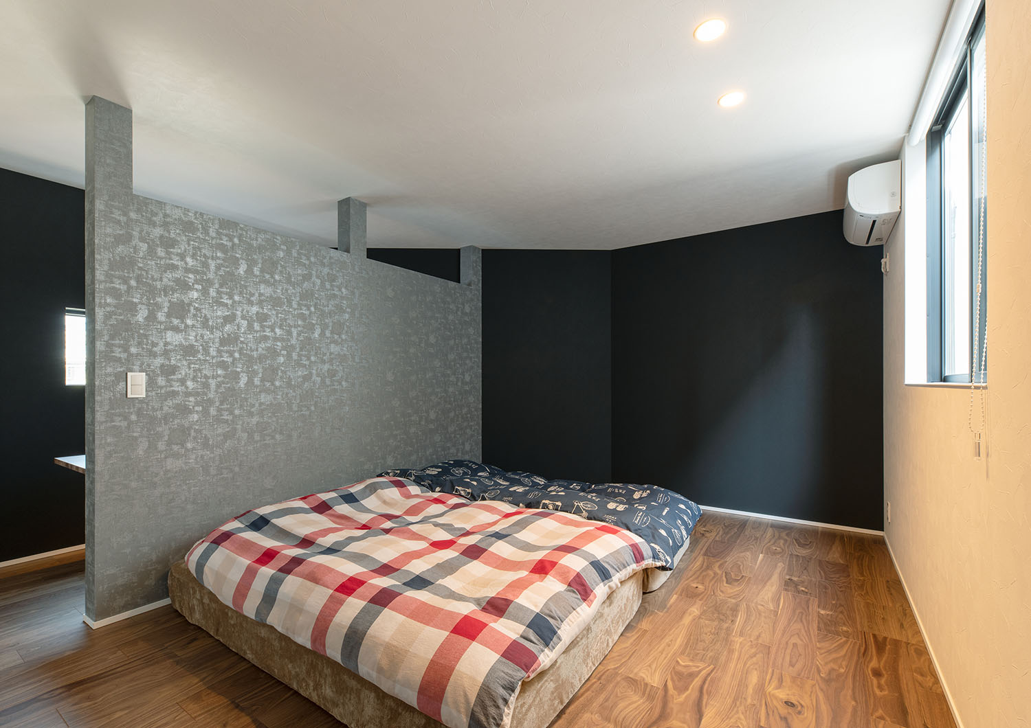 カラフルな布団が置かれた寝室・デザイン住宅 注文住宅・デザイン住宅建築実例_『CASE695 メガホンハウス』_寝室