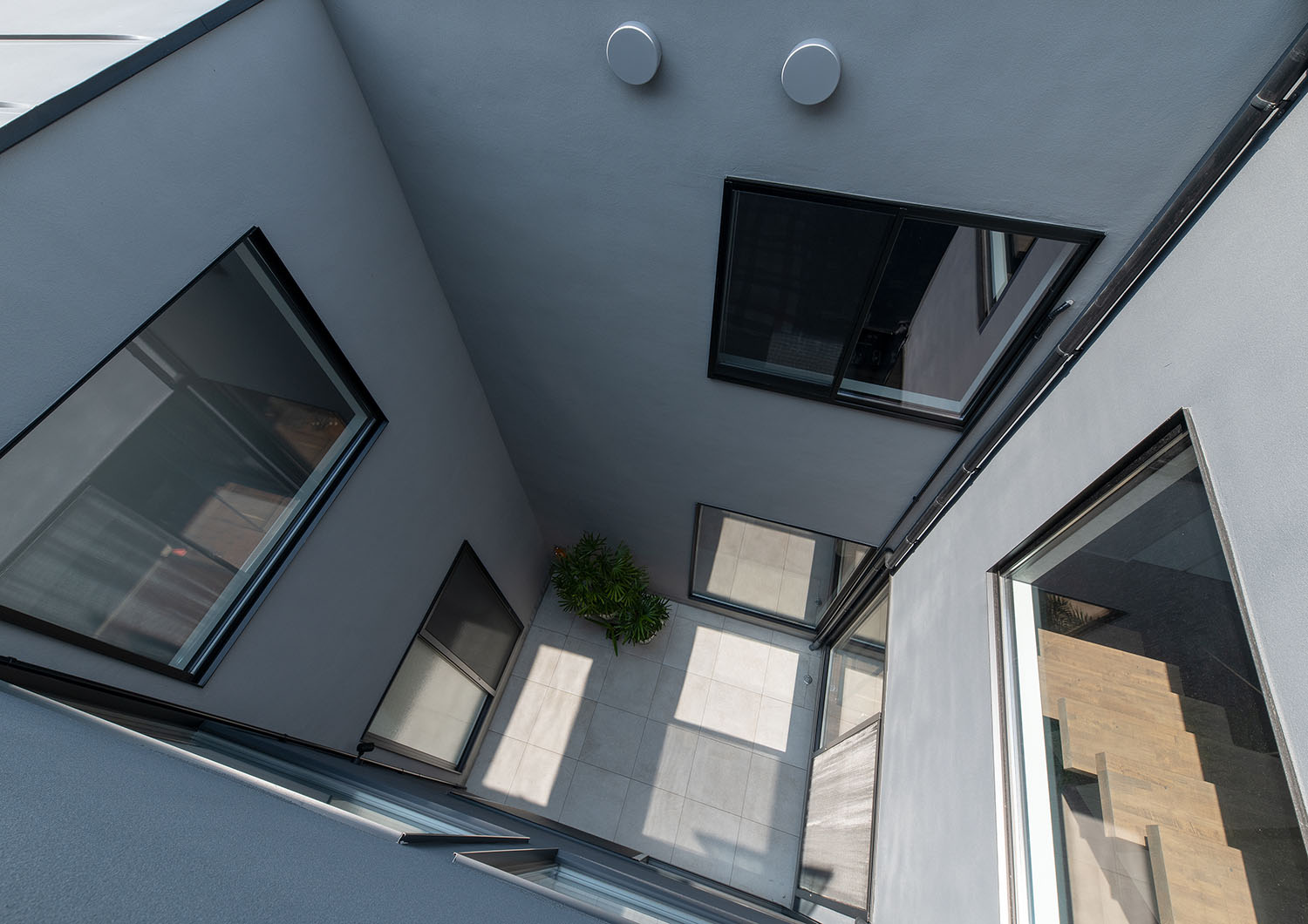 壁で囲まれた中庭を上から見た様子・デザイン住宅 注文住宅・デザイン住宅建築実例_『CASE695 メガホンハウス』_中庭