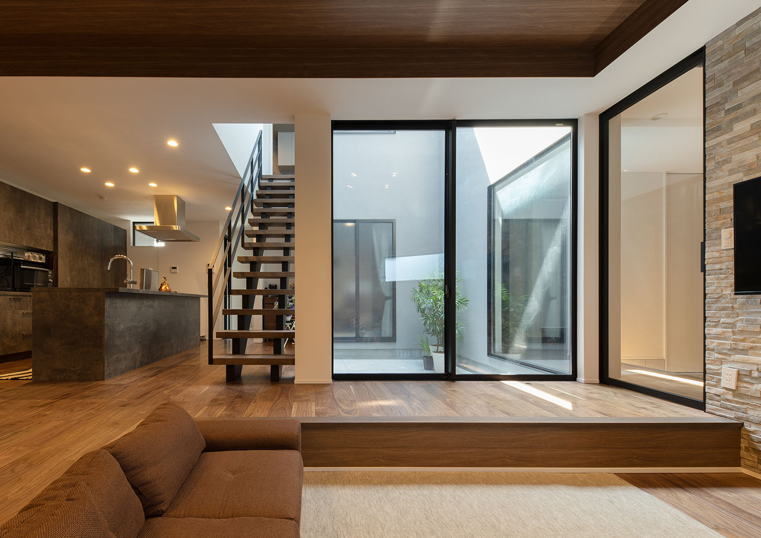 中庭に繋がる大きな窓があるLDK・デザイン住宅 注文住宅・デザイン住宅建築実例_『CASE695 メガホンハウス』_LDK