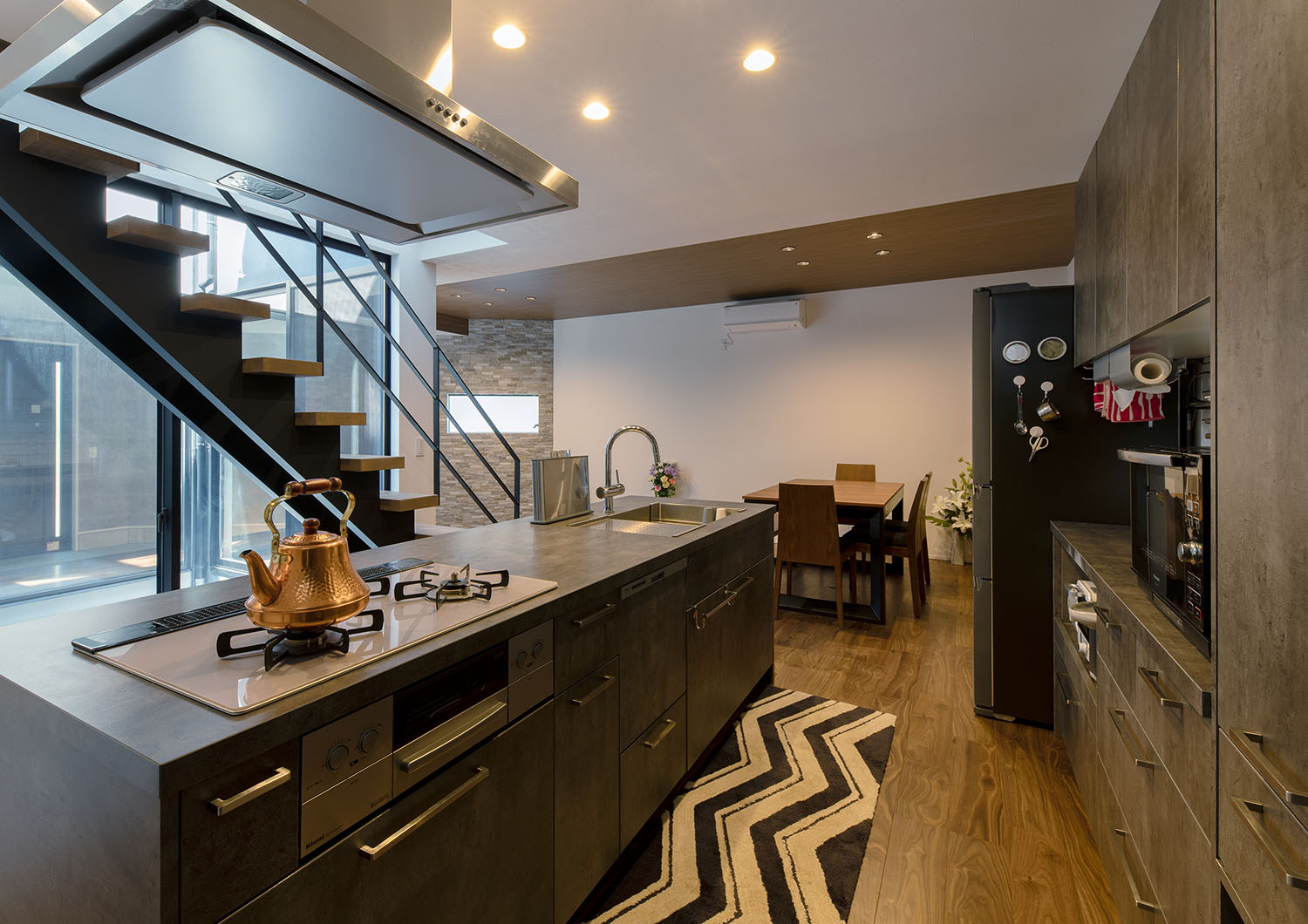 背面のカップボードがセットになったアイランドキッチン・デザイン住宅 注文住宅・デザイン住宅建築実例_『CASE695 メガホンハウス』_キッチン