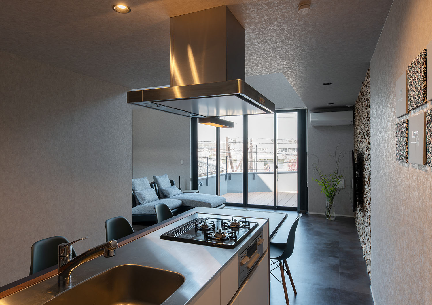 キッチンから部屋と繋がるウッドデッキのバルコニーが見える様子・デザイン住宅 注文住宅・デザイン住宅建築実例_『CASE695 メガホンハウス』_キッチン