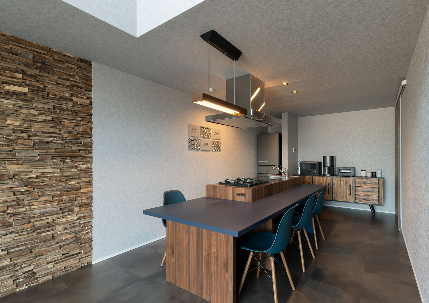 ダイニングテーブルと一体になった対面式のアイランドキッチン・デザイン住宅 注文住宅・デザイン住宅建築実例_『CASE695 メガホンハウス』_キッチン