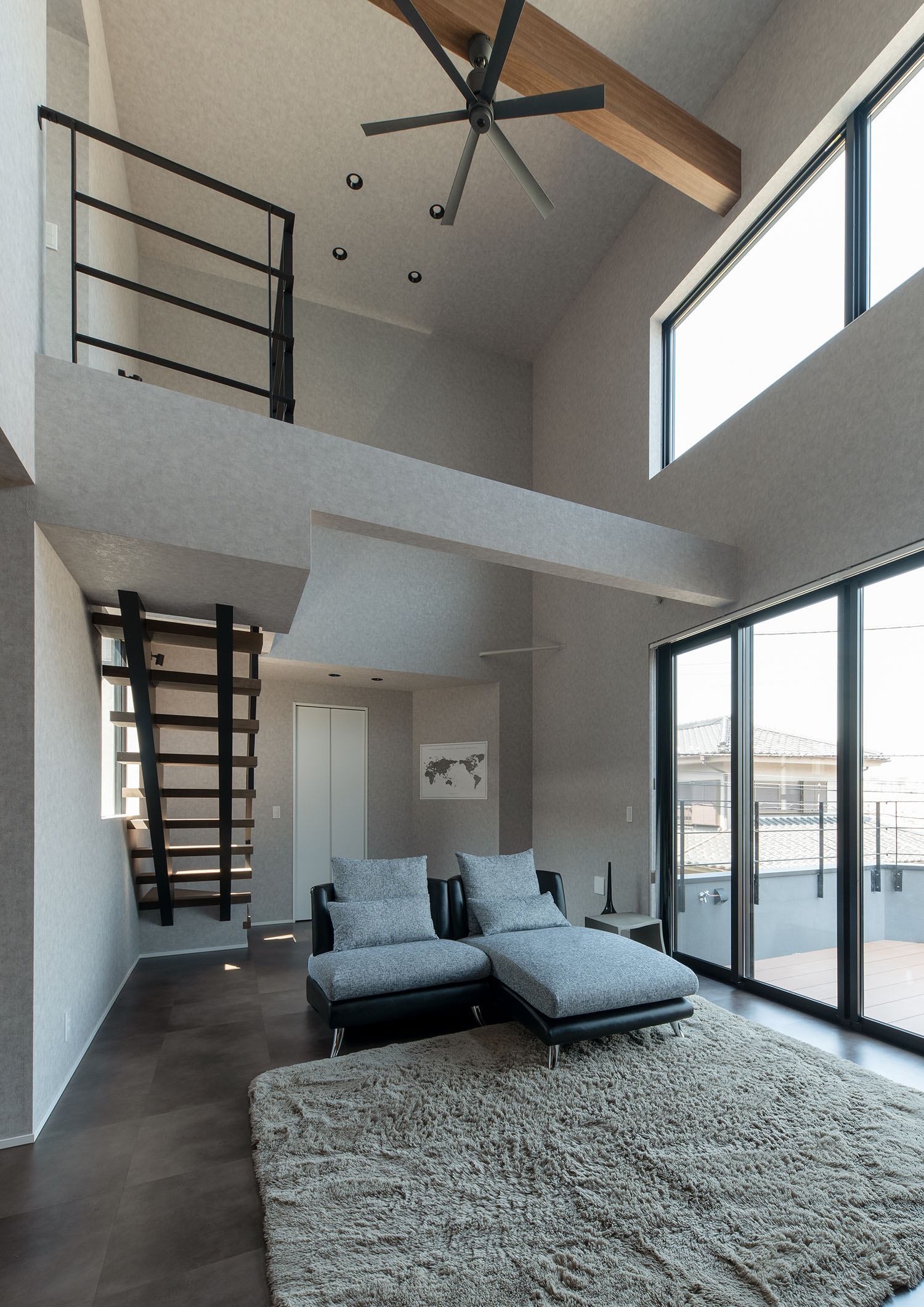 ウッドデッキのバルコニーへとフラットに繋がる吹き抜けのLDK・デザイン住宅 注文住宅・デザイン住宅建築実例_『CASE695 メガホンハウス』_LDK