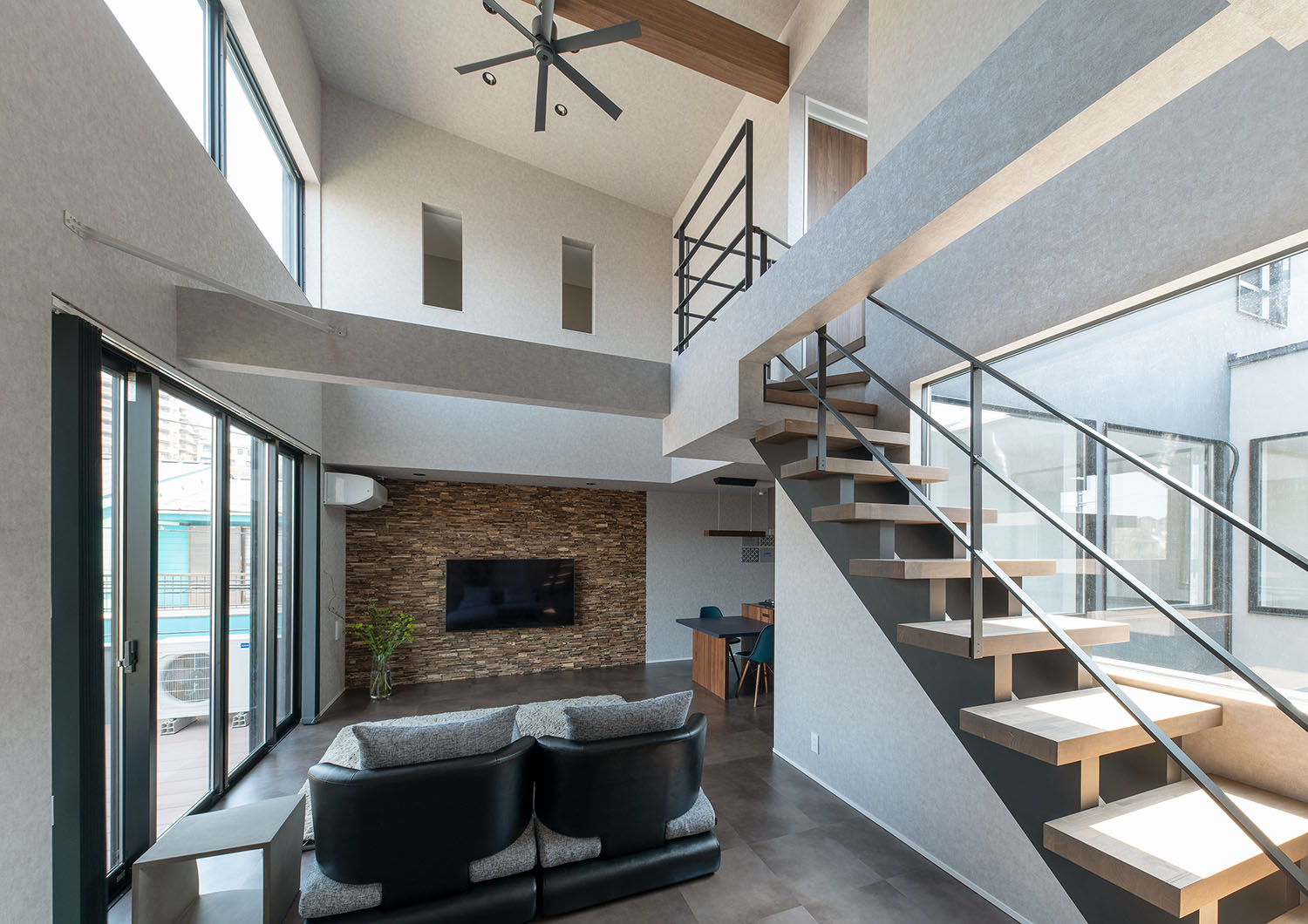 吹き抜けになった白を基調としたLDK・デザイン住宅 注文住宅・デザイン住宅建築実例_『CASE695 メガホンハウス』_LDK