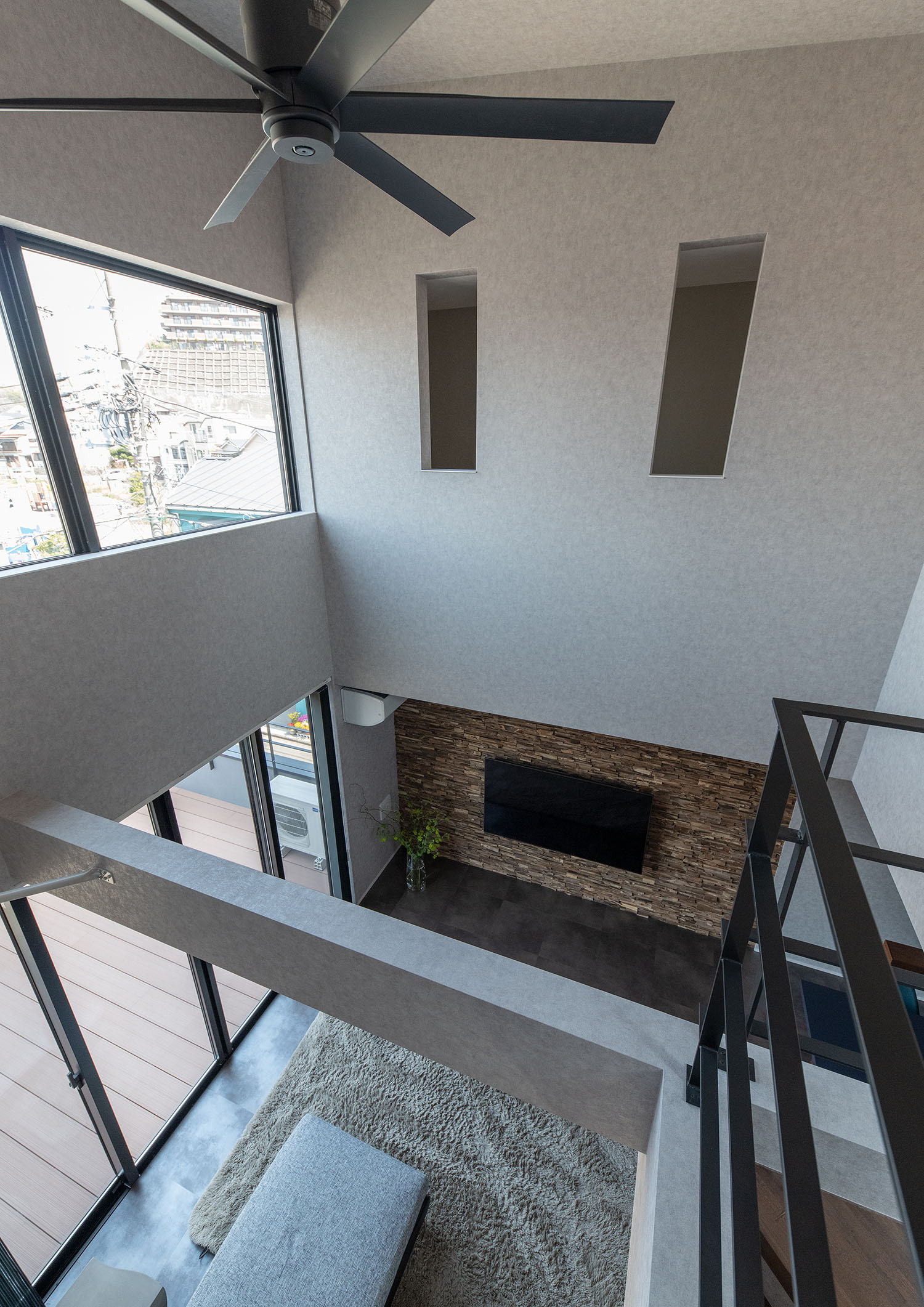 吹き抜け空間を上から見下ろした様子・デザイン住宅 注文住宅・デザイン住宅建築実例_『CASE695 メガホンハウス』_LDK