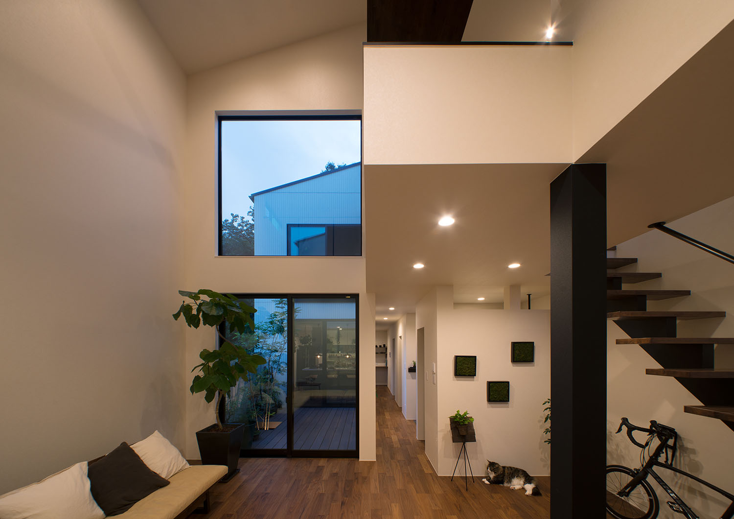 吹き抜け部分に窓が設けられたLDK・デザイン住宅 注文住宅・デザイン住宅建築実例_『CASE696 tongari house』_LDK