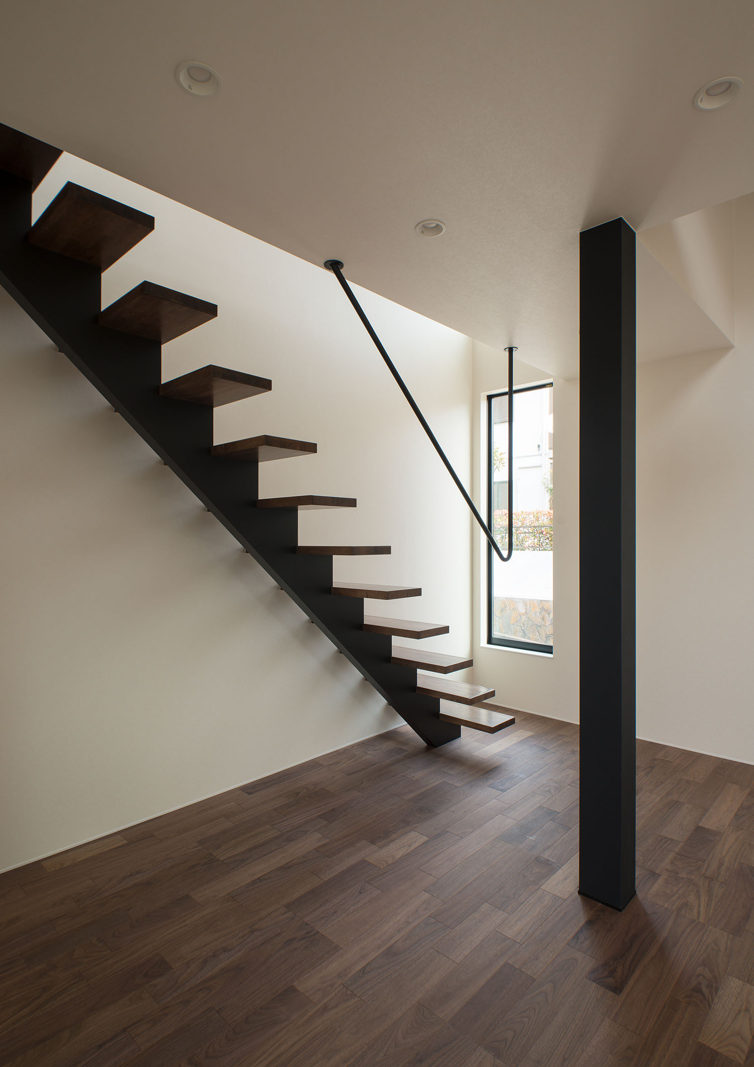 スリット窓がそばにあるスケルトン階段・デザイン住宅 注文住宅・デザイン住宅建築実例_『CASE696 tongari house』_階段