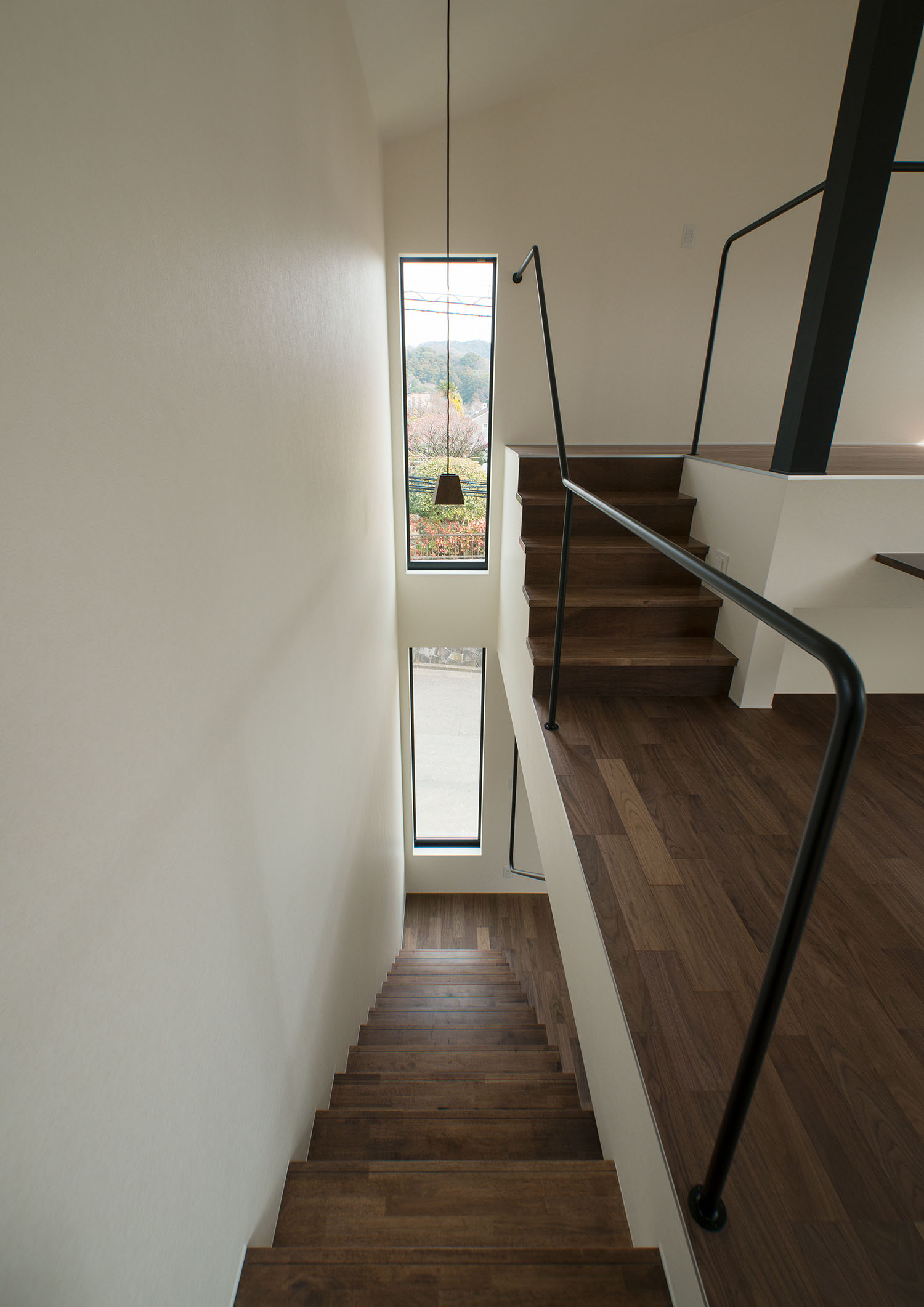 吹き抜け上部までスリット窓が取り付けられている様子・デザイン住宅 注文住宅・デザイン住宅建築実例_『CASE696 tongari house』_階段