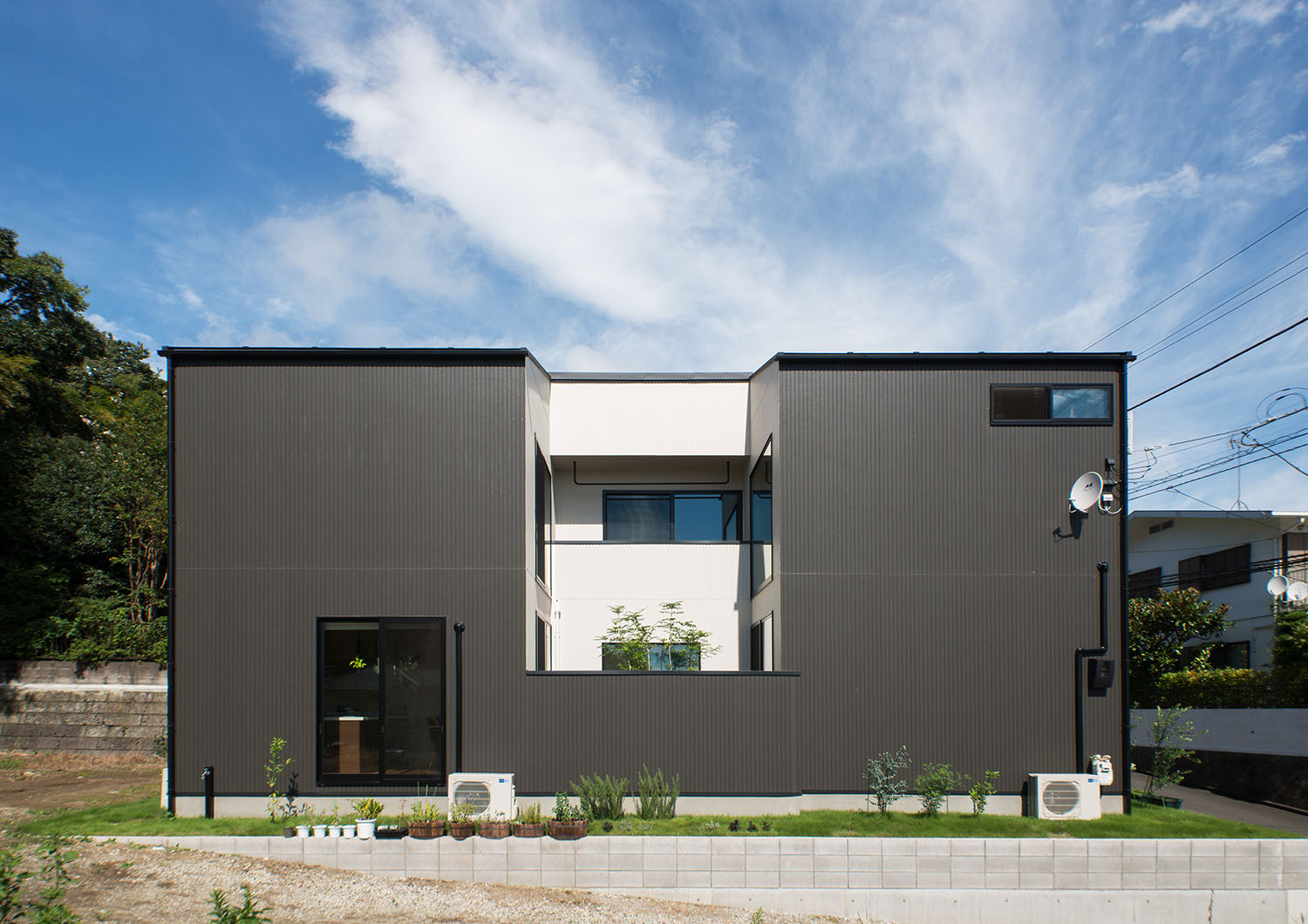 黒い外壁の中心を切り取るように中庭を設けた住宅・デザイン住宅 注文住宅・デザイン住宅建築実例_『CASE696 tongari house』_外観