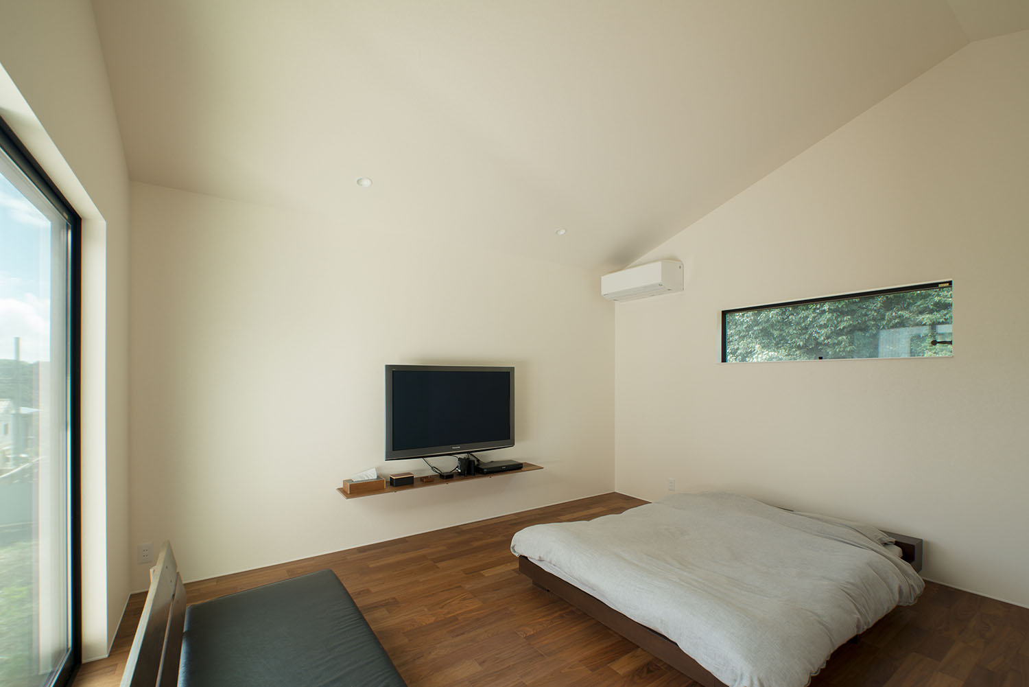 スリット窓やテレビが設けられた寝室・デザイン住宅 注文住宅・デザイン住宅建築実例_『CASE696 tongari house』_寝室