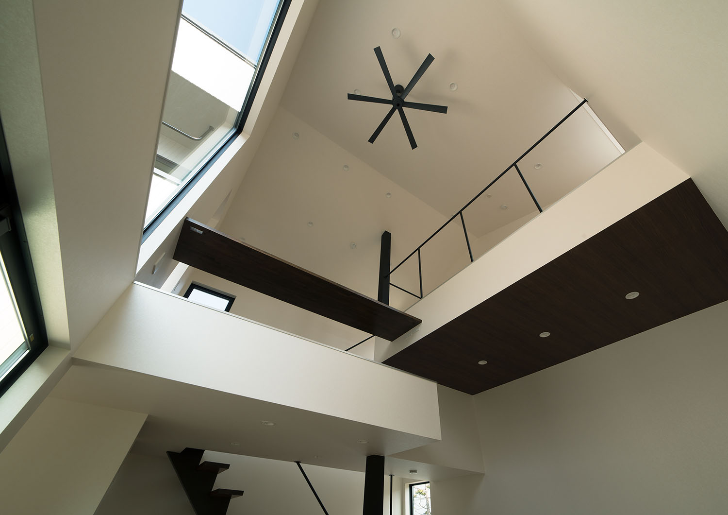 一階から吹き抜けに面したデスクスペースを見上げた様子・デザイン住宅 注文住宅・デザイン住宅建築実例_『CASE696 tongari house』_LDK