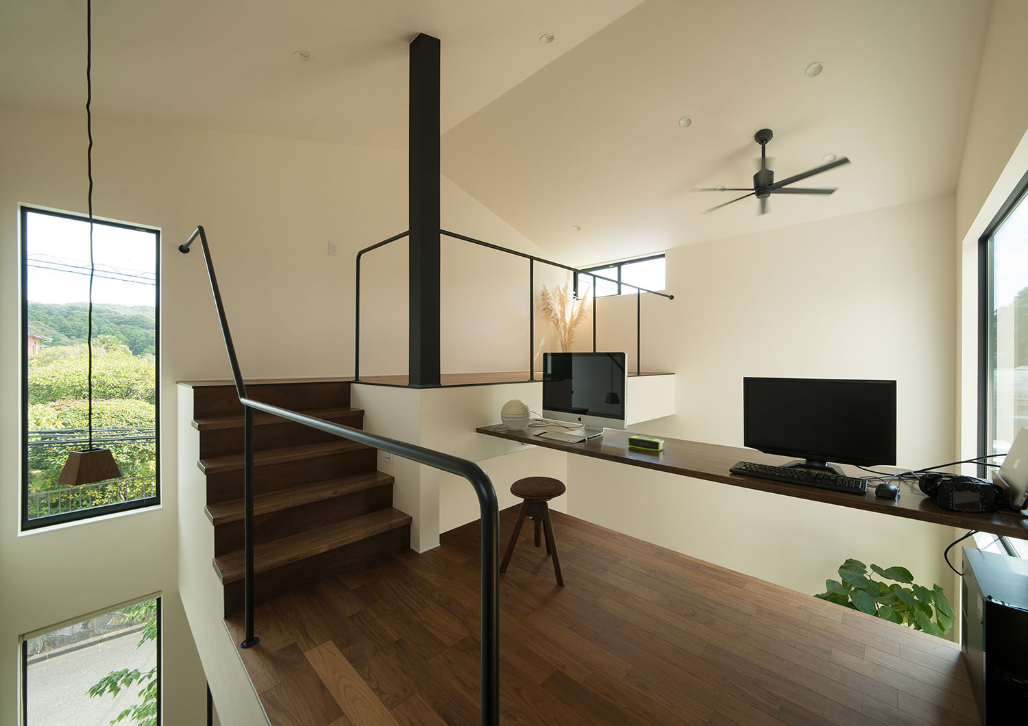 吹き抜けに面したデスクスペースがあるステップフロア・デザイン住宅 注文住宅・デザイン住宅建築実例_『CASE696 tongari house』_書斎