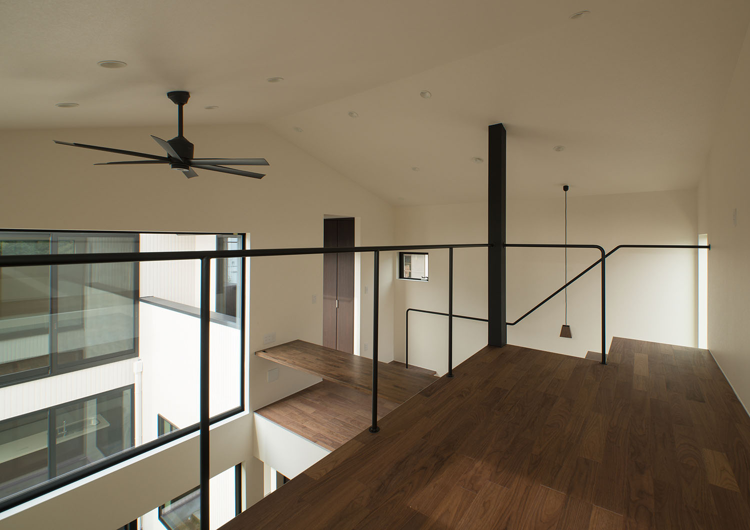 正面に大きな窓がある吹き抜けに面したスペース・デザイン住宅 注文住宅・デザイン住宅建築実例_『CASE696 tongari house』_ロフト