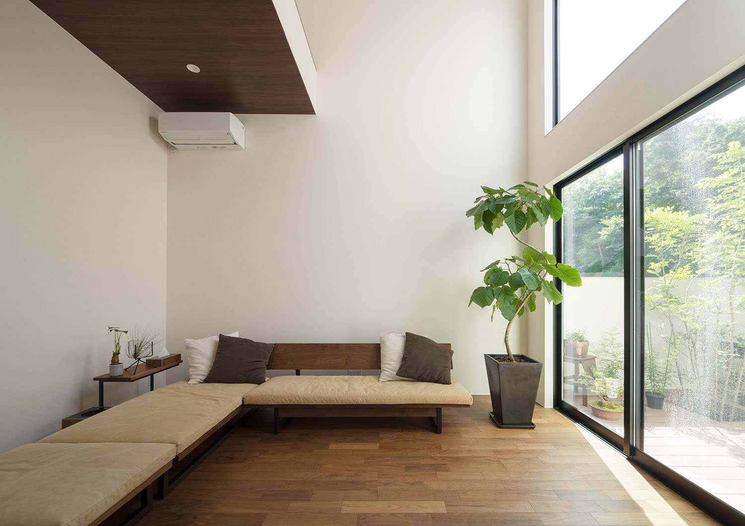 大きな窓のそばに観葉植物がある、吹き抜けのLDK・デザイン住宅 注文住宅・デザイン住宅建築実例_『CASE696 tongari house』_LDK