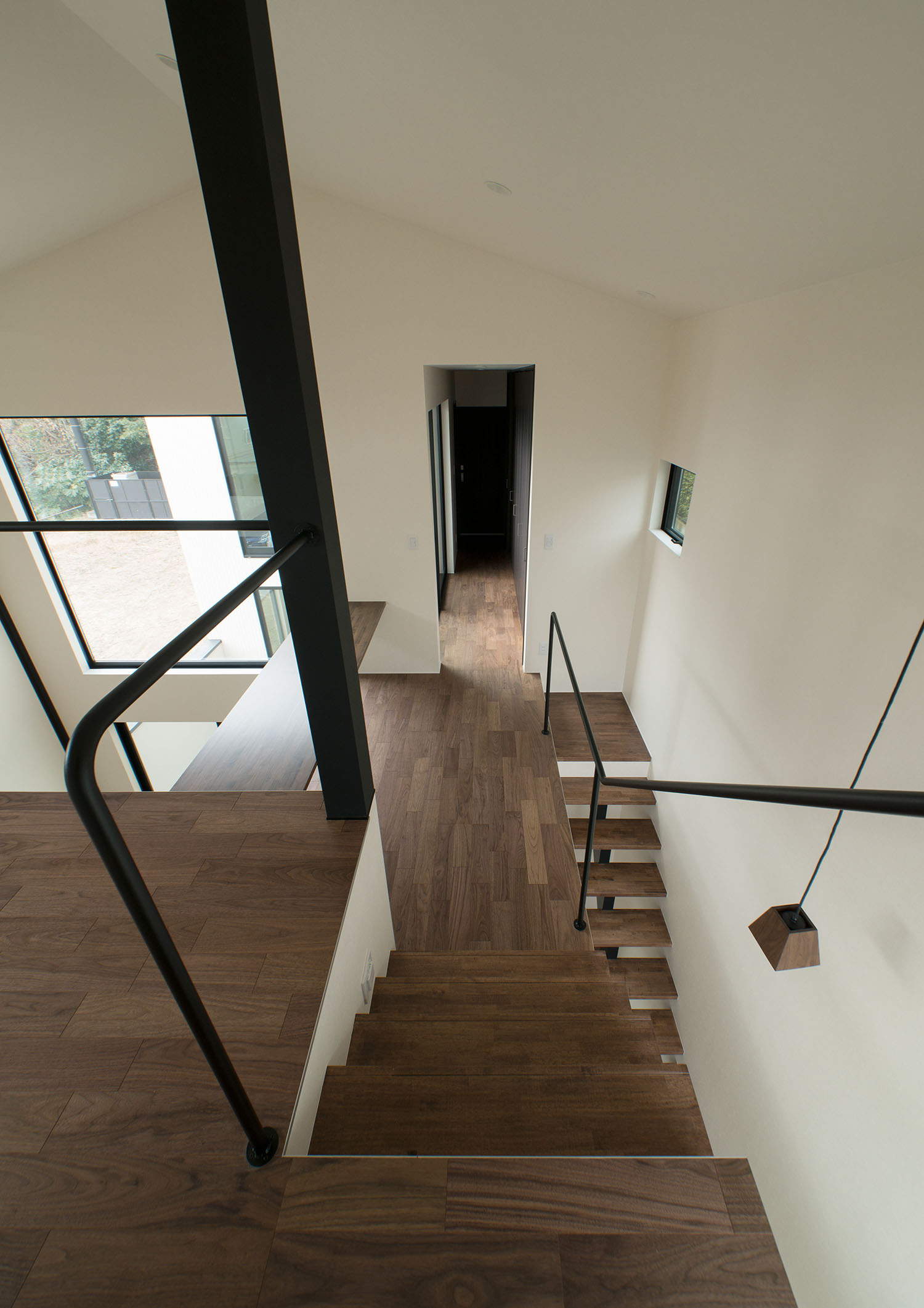 収納やデスクスペースがあるスキップフロア・デザイン住宅 注文住宅・デザイン住宅建築実例_『CASE696 tongari house』_階段