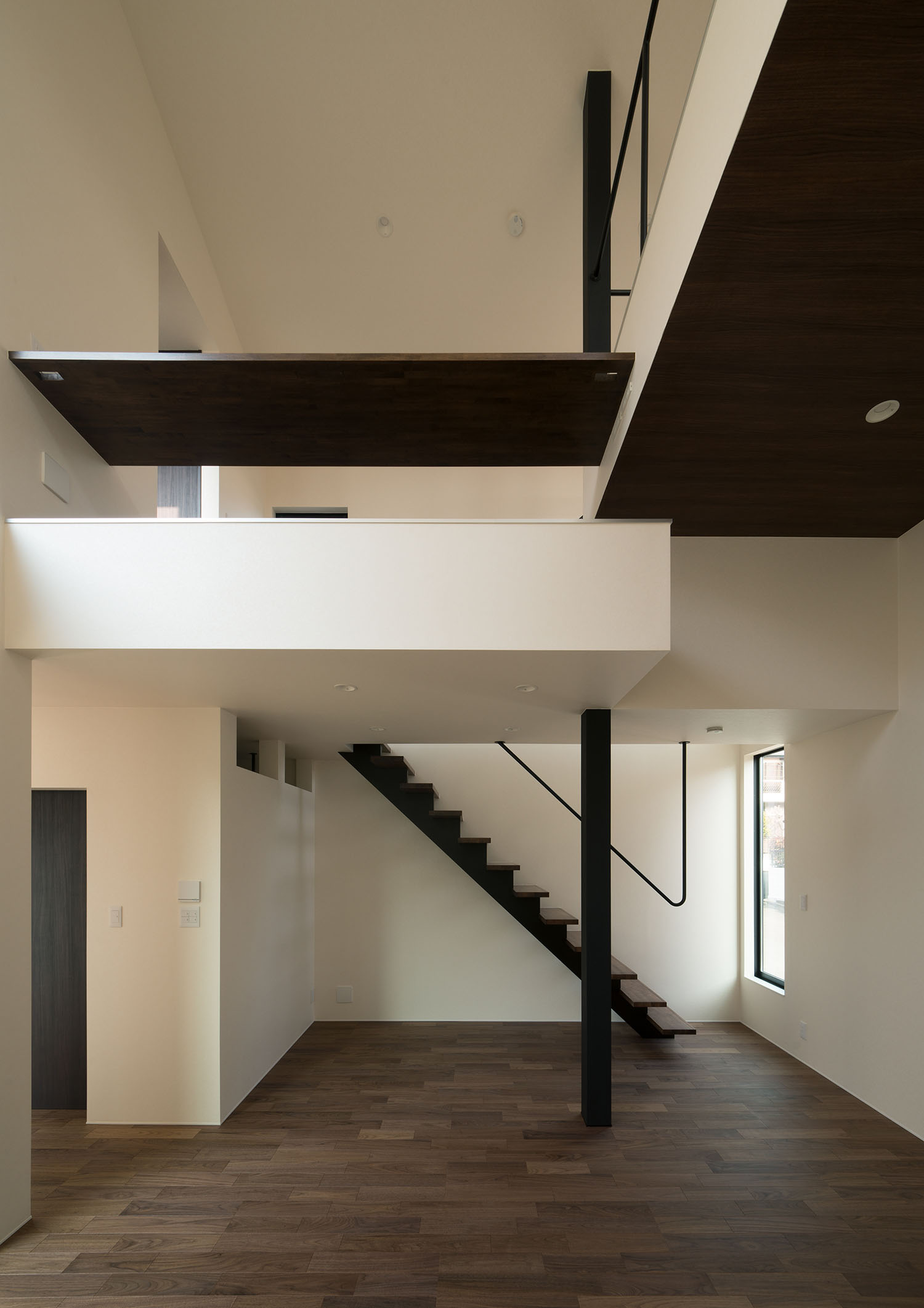 吹き抜けに面したデスクスペース・デザイン住宅 注文住宅・デザイン住宅建築実例_『CASE696 tongari house』_LDK