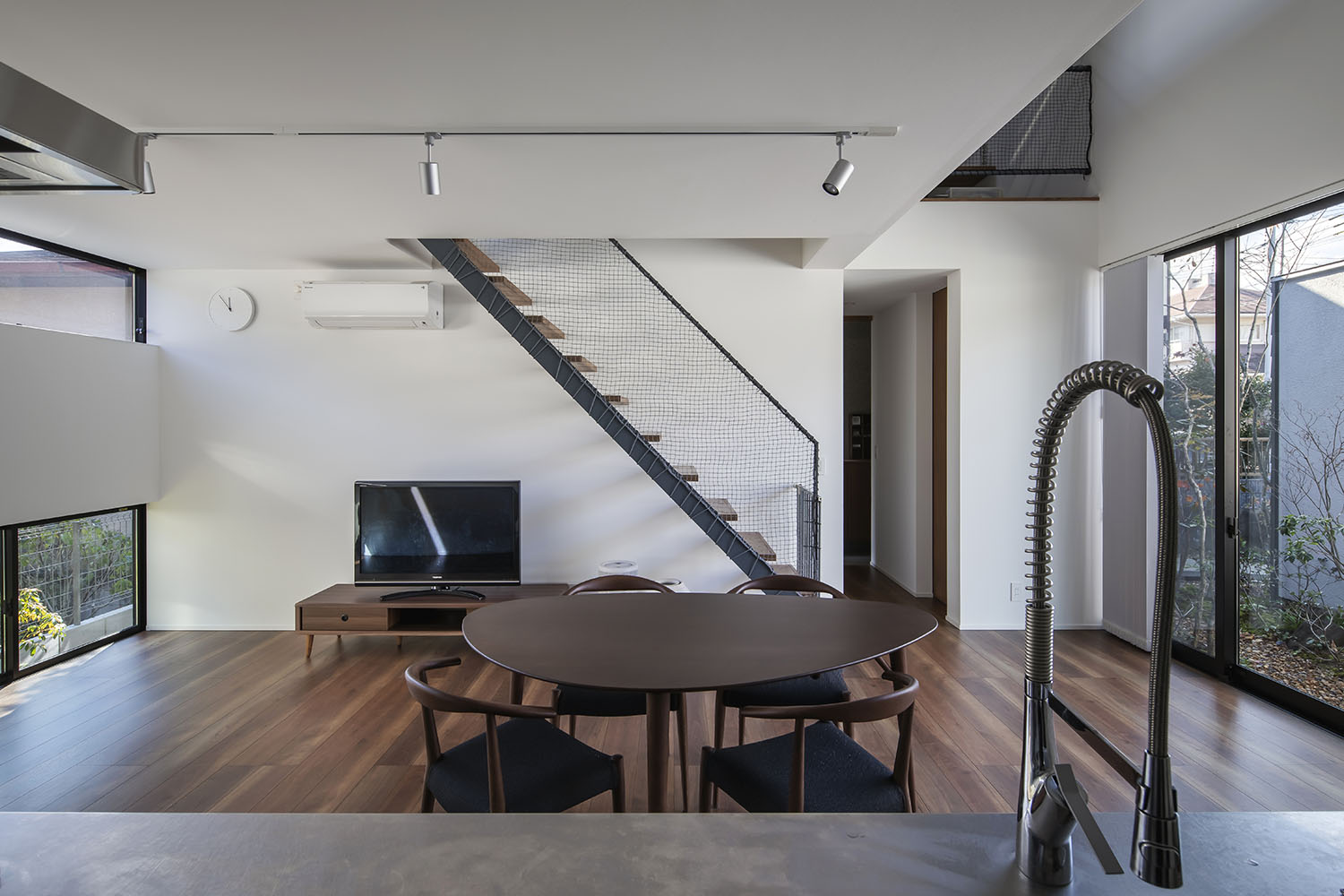 窓際が吹き抜けとなっている、リビングイン階段のあるLDK・デザイン住宅 注文住宅・デザイン住宅建築実例_『CASE698 「景の家」』_LDK