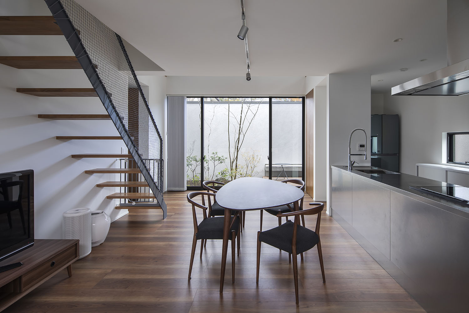 大きな窓があり、内装に木材を多く使用したLDK・デザイン住宅 注文住宅・デザイン住宅建築実例_『CASE698 「景の家」』_LDK