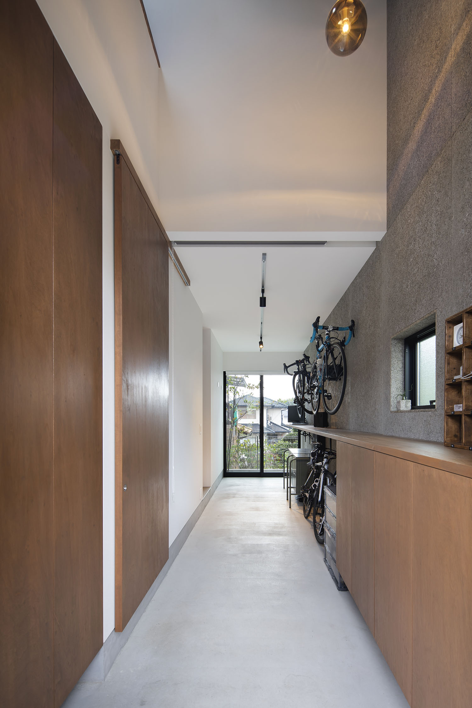 木の棚や扉が取り付けられている土間の玄関・デザイン住宅 注文住宅・デザイン住宅建築実例_『CASE698 「景の家」』_玄関