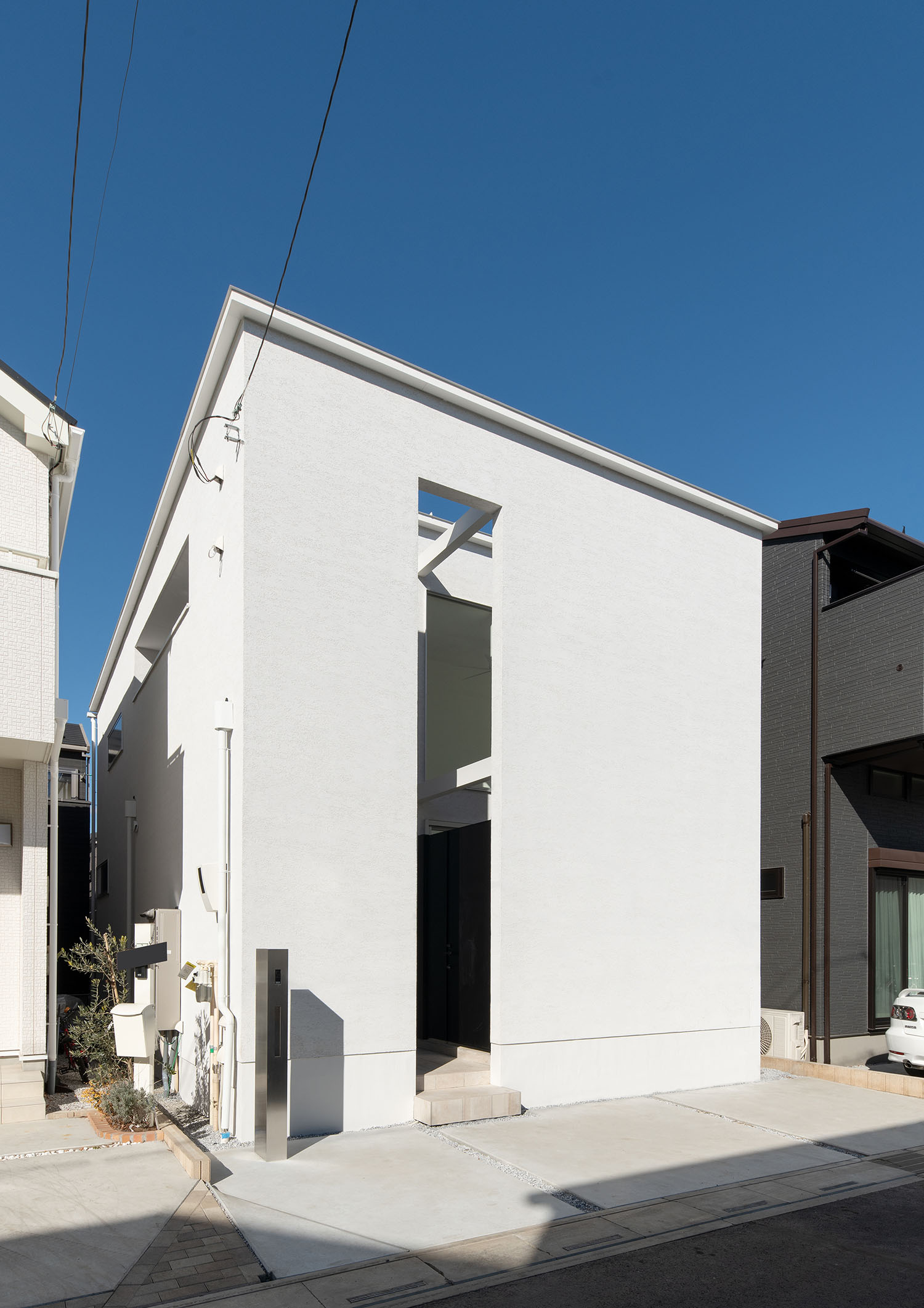 白いキューブ状にスリットが入った住宅の外観・フリーダムアーキテクツの事例 注文住宅・デザイン住宅建築実例_『CASE701 path』_外観