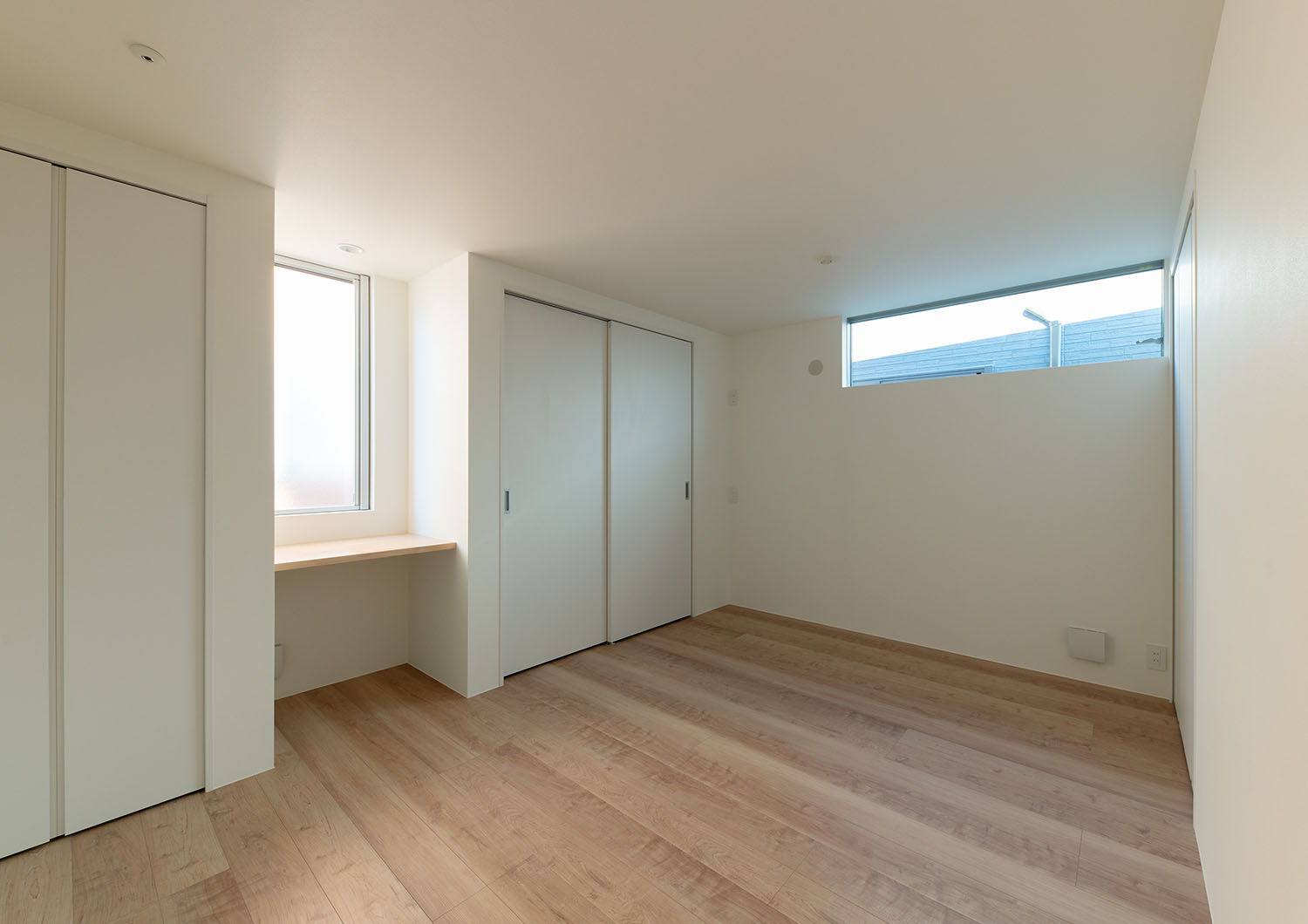 スリット窓と壁付けのデスクが設けられた個室・フリーダムアーキテクツの事例 注文住宅・デザイン住宅建築実例_『CASE701 path』_寝室