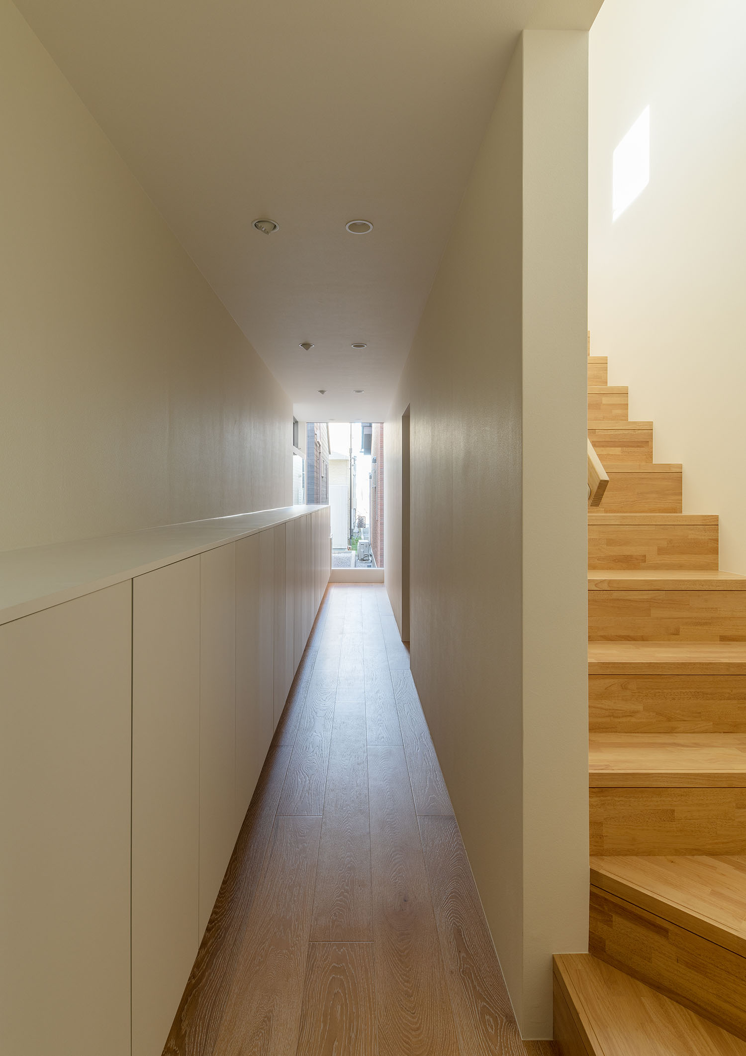 突き当りの窓から自然光が入る廊下・フリーダムアーキテクツの事例 注文住宅・デザイン住宅建築実例_『CASE701 path』_玄関