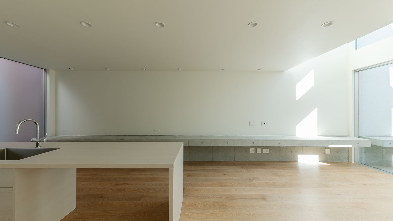 壁沿いにコンクリートのベンチが設けられた、直線的なLDK・フリーダムアーキテクツの事例 注文住宅・デザイン住宅建築実例_『CASE701 path』_LDK