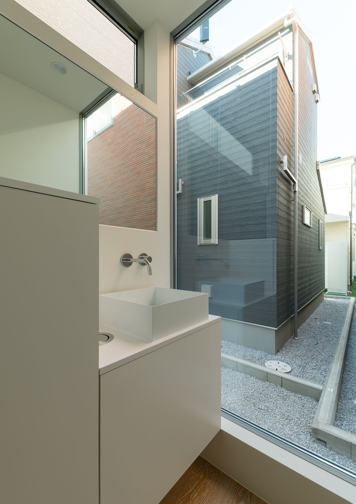 外が見える窓のそばにある手洗いカウンター・フリーダムアーキテクツの事例 注文住宅・デザイン住宅建築実例_『CASE701 path』_浴室・洗面所