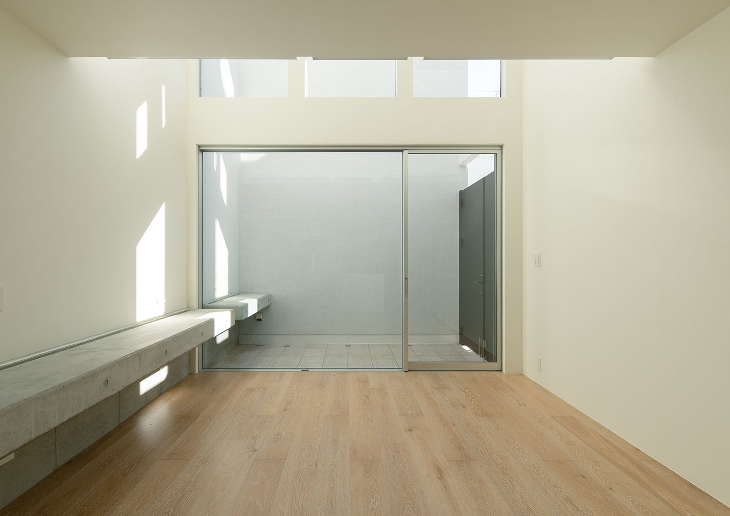 大きな窓があり、中庭と繋がっているLDK・フリーダムアーキテクツの事例 注文住宅・デザイン住宅建築実例_『CASE701 path』_LDK