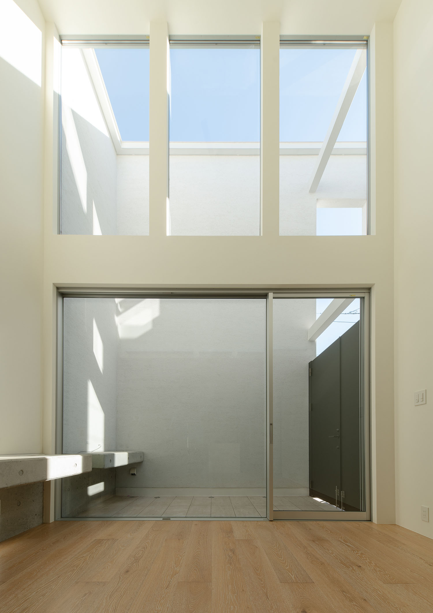 吹き抜け部分全体に設けられた窓・フリーダムアーキテクツの事例 注文住宅・デザイン住宅建築実例_『CASE701 path』_LDK