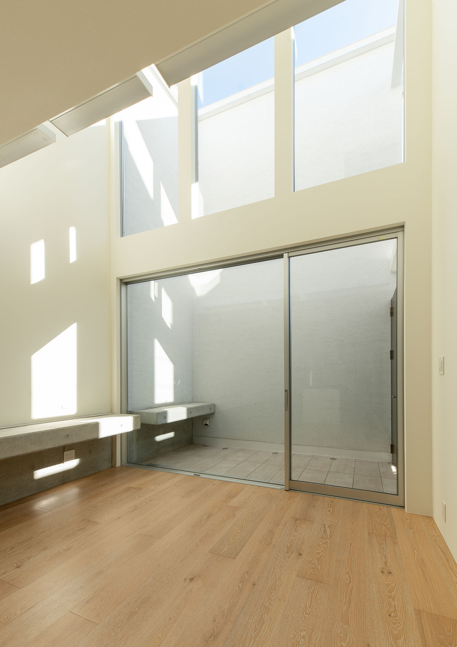 窓際が吹き抜けとなったLDK・フリーダムアーキテクツの事例 注文住宅・デザイン住宅建築実例_『CASE701 path』_LDK