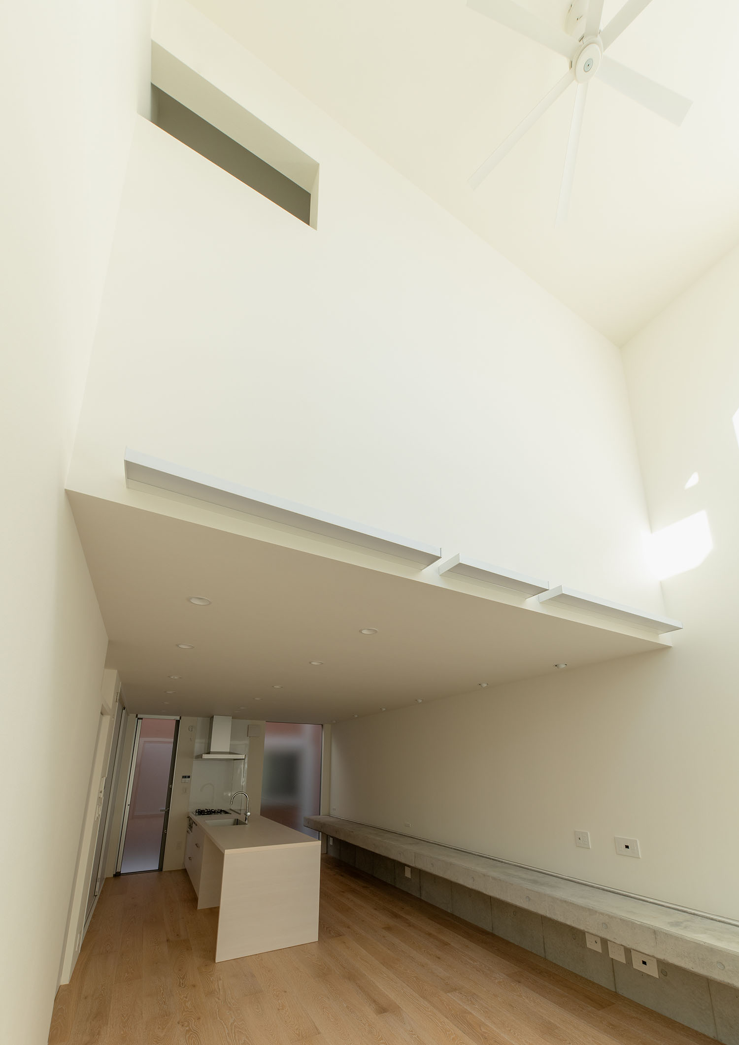 一部分が吹き抜けとなった白いLDK・フリーダムアーキテクツの事例 注文住宅・デザイン住宅建築実例_『CASE701 path』_LDK