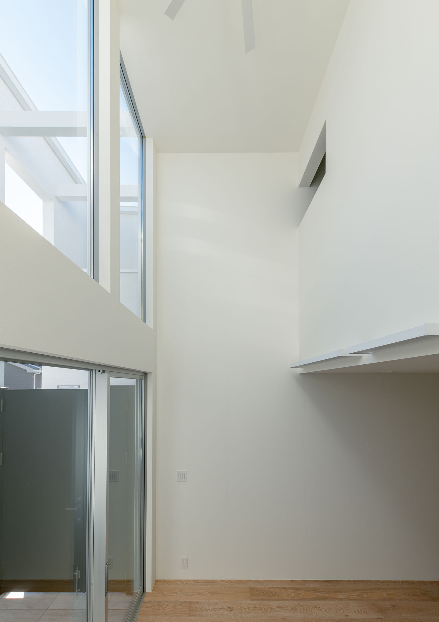 一部分が吹き抜けとなった、白いLDK・フリーダムアーキテクツの事例 注文住宅・デザイン住宅建築実例_『CASE701 path』_LDK