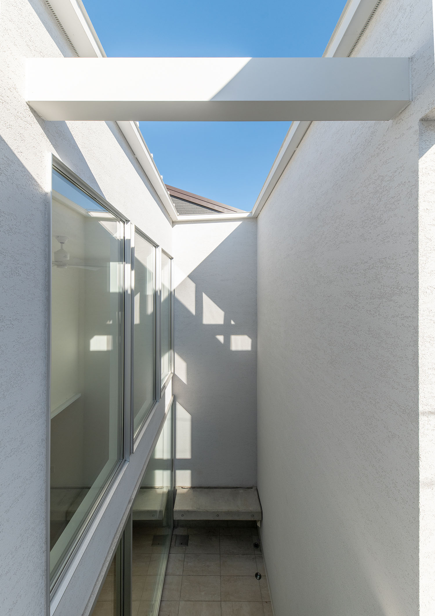 壁に囲まれた中庭・フリーダムアーキテクツの事例 注文住宅・デザイン住宅建築実例_『CASE701 path』_テラス・バルコニー